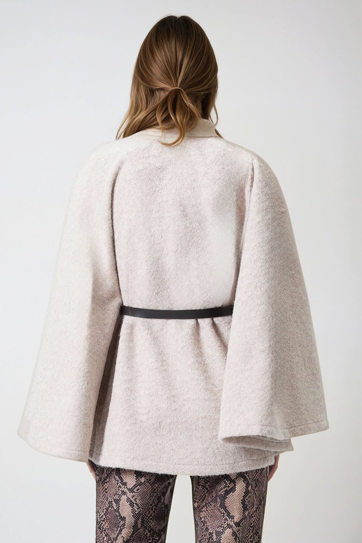 Bej Kemerli Gizli Düğmeli Premium Pelerin