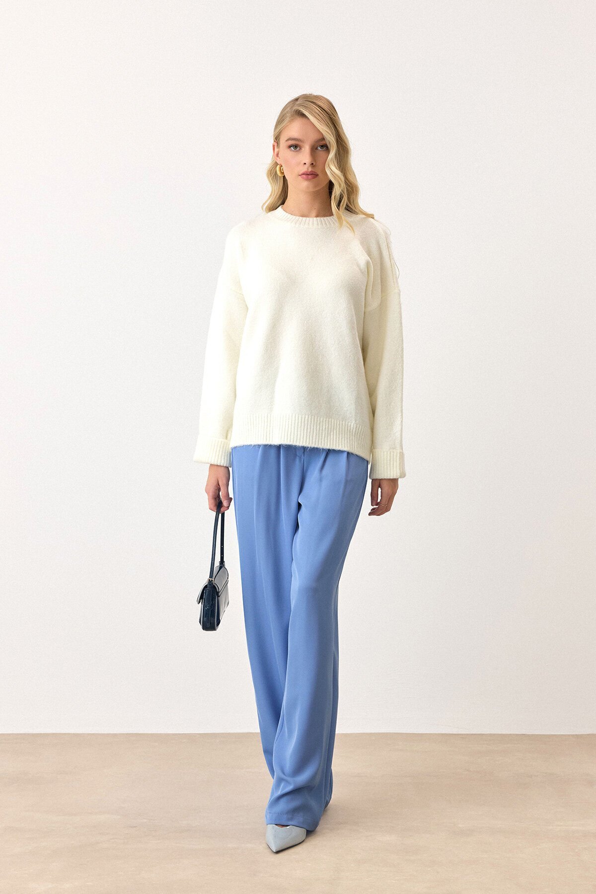 Ekru Bisiklet Yaka Düşük Omuzlu Triko Kazak