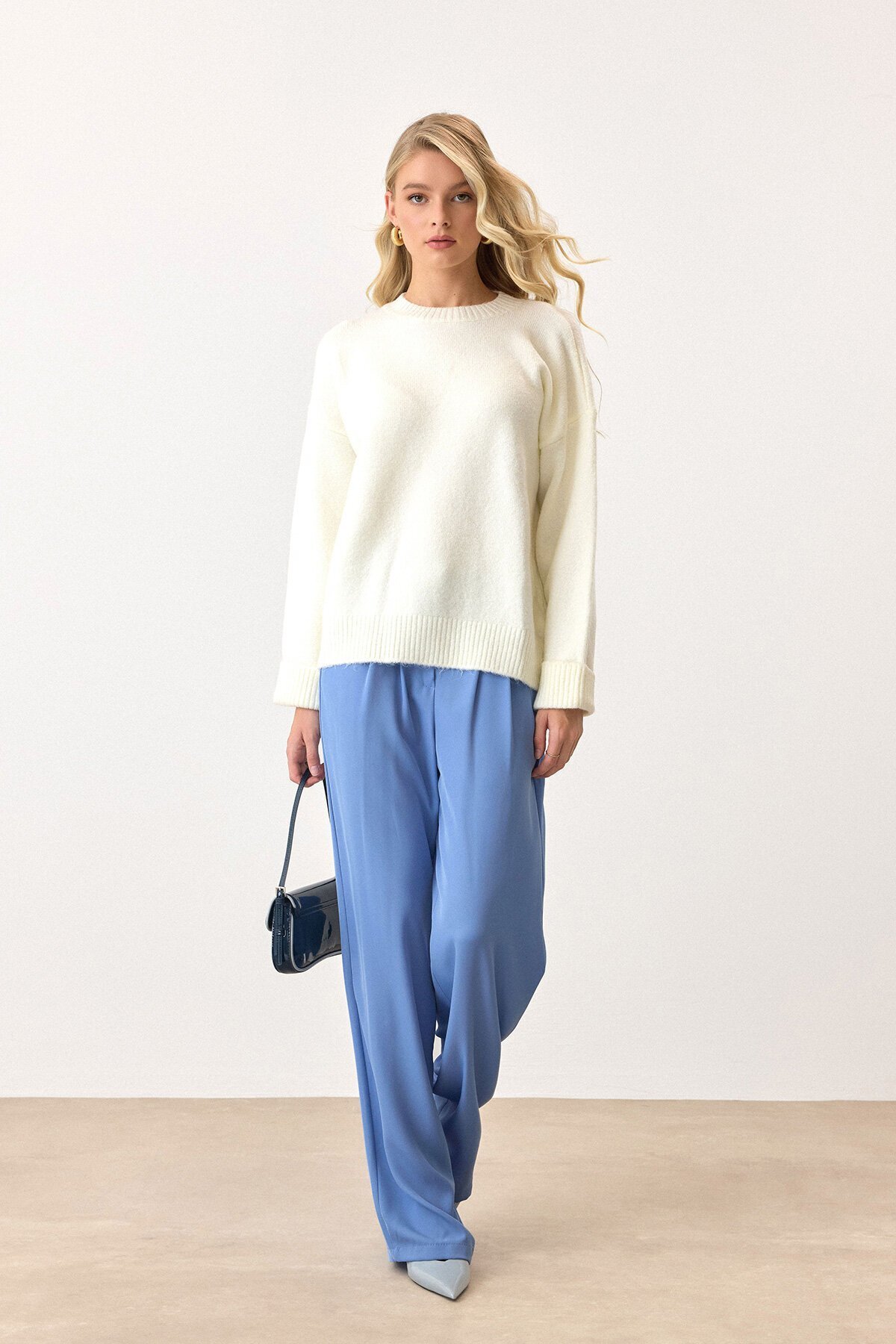 Ekru Bisiklet Yaka Düşük Omuzlu Triko Kazak