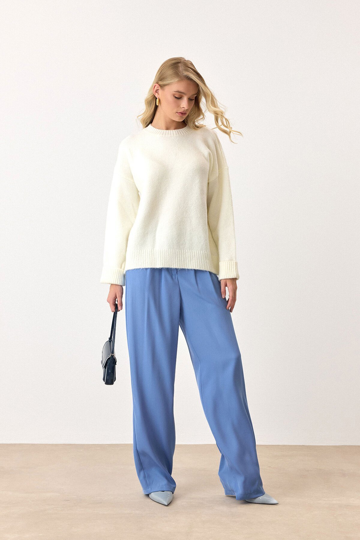 Ekru Bisiklet Yaka Düşük Omuzlu Triko Kazak