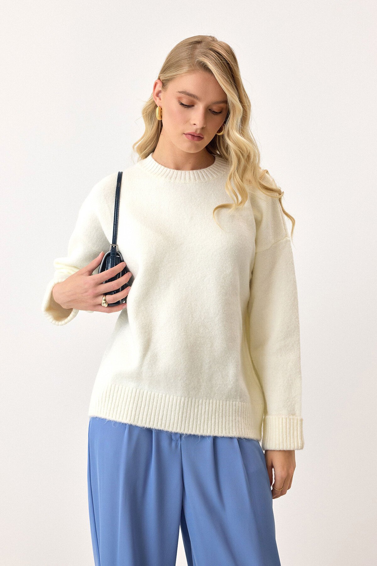 Ekru Bisiklet Yaka Düşük Omuzlu Triko Kazak