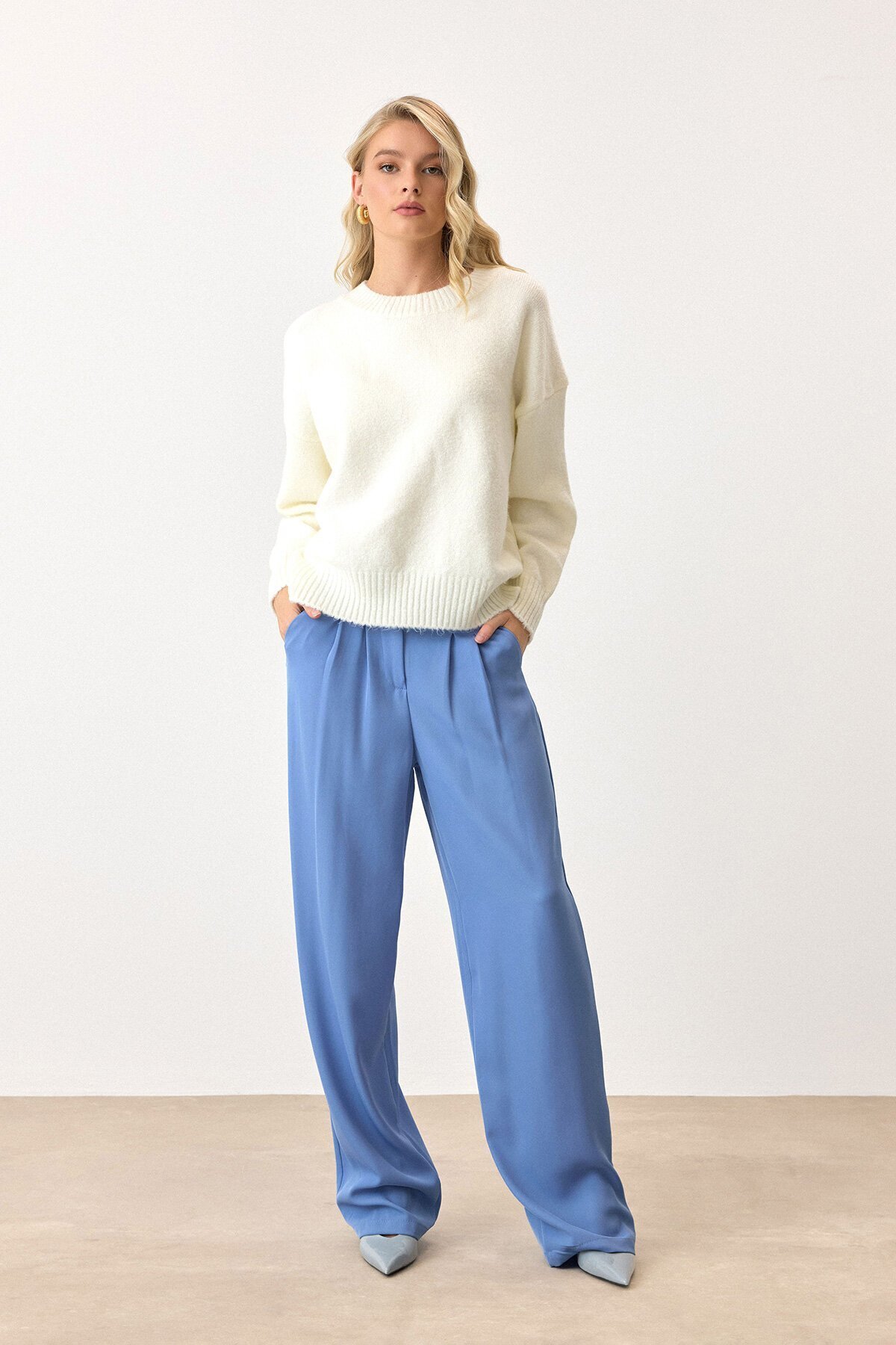 Ekru Bisiklet Yaka Düşük Omuzlu Triko Kazak