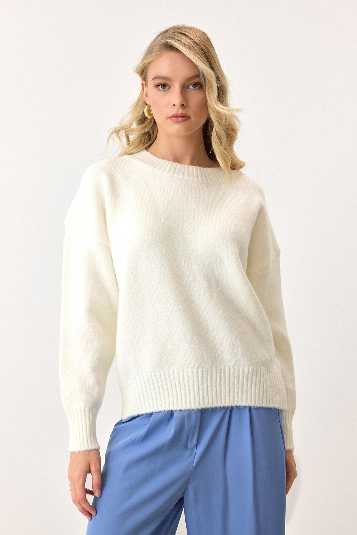 Ekru Bisiklet Yaka Düşük Omuzlu Triko Kazak