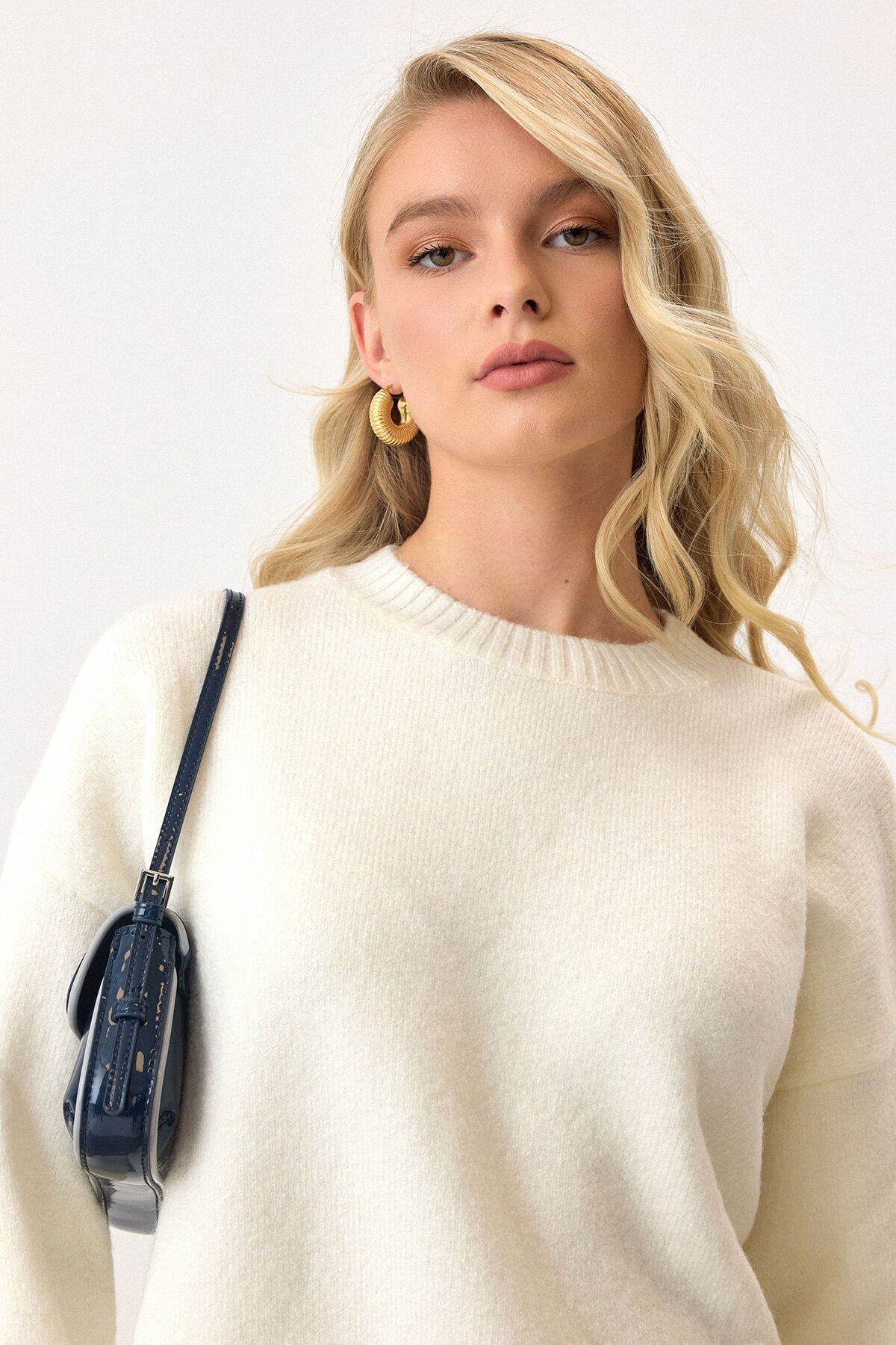 Ekru Bisiklet Yaka Düşük Omuzlu Triko Kazak