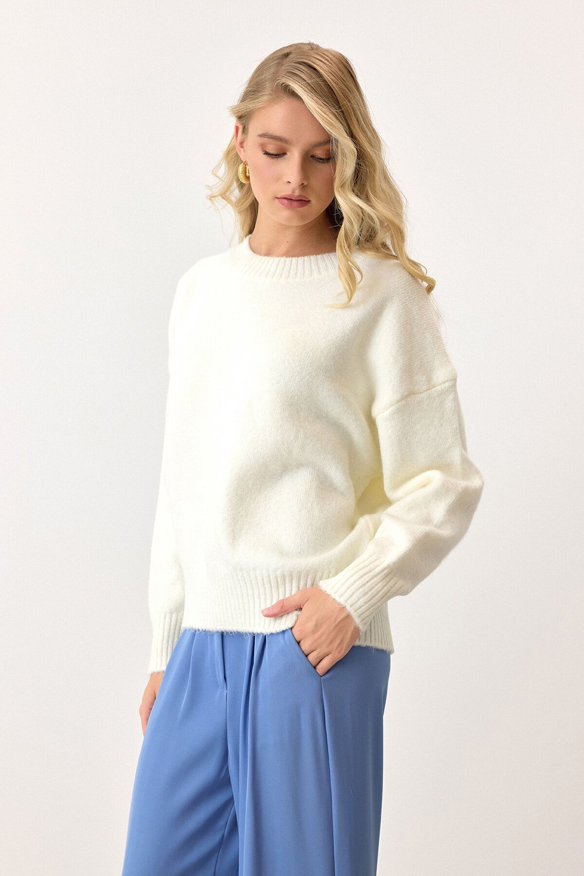 Ekru Bisiklet Yaka Düşük Omuzlu Triko Kazak