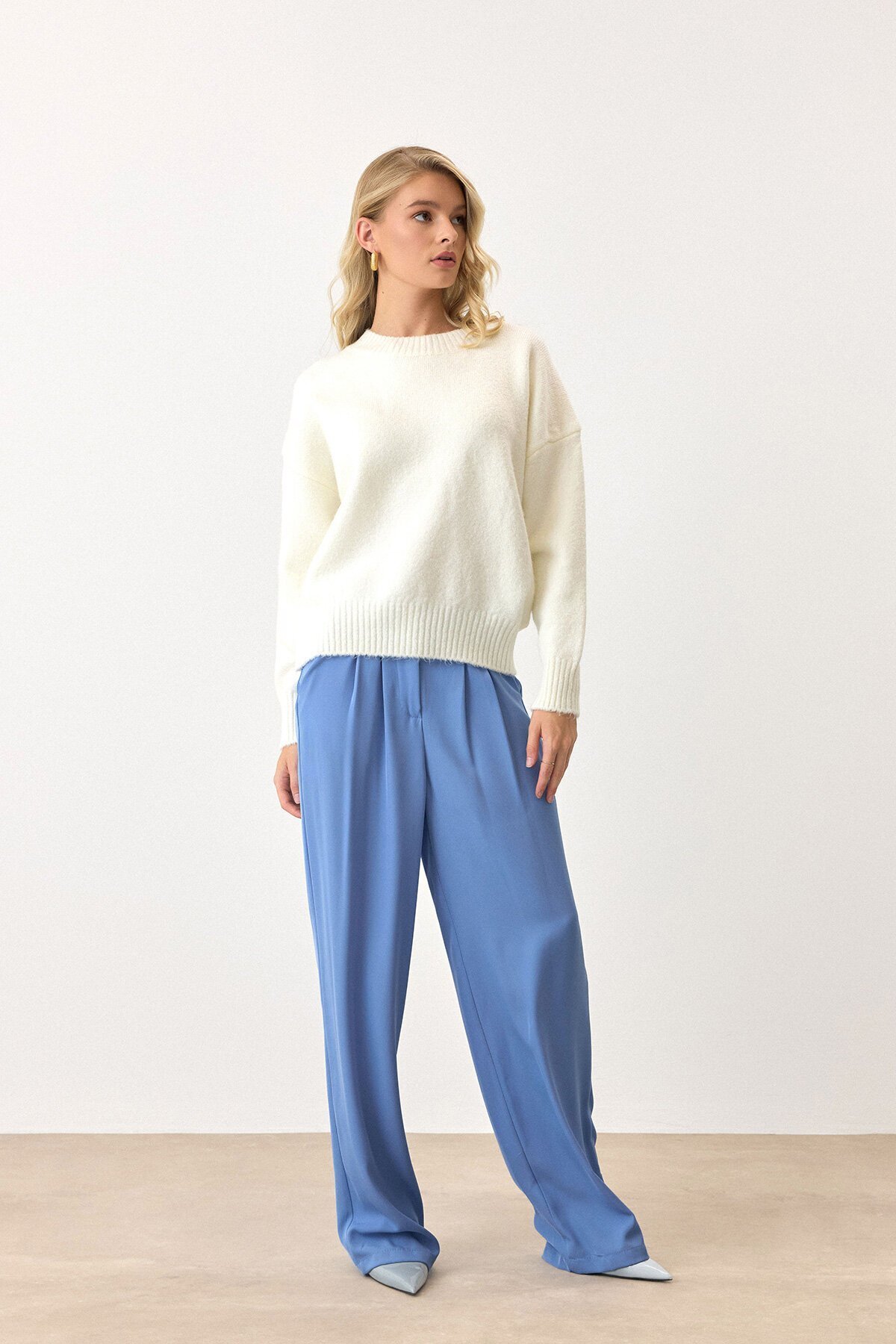 Ekru Bisiklet Yaka Düşük Omuzlu Triko Kazak