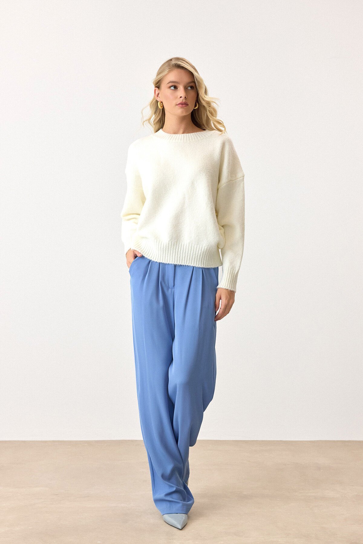 Ekru Bisiklet Yaka Düşük Omuzlu Triko Kazak