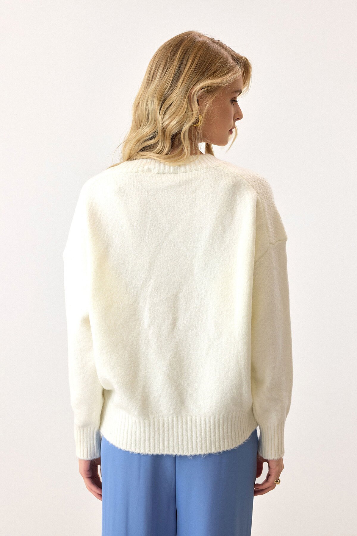 Ekru Bisiklet Yaka Düşük Omuzlu Triko Kazak