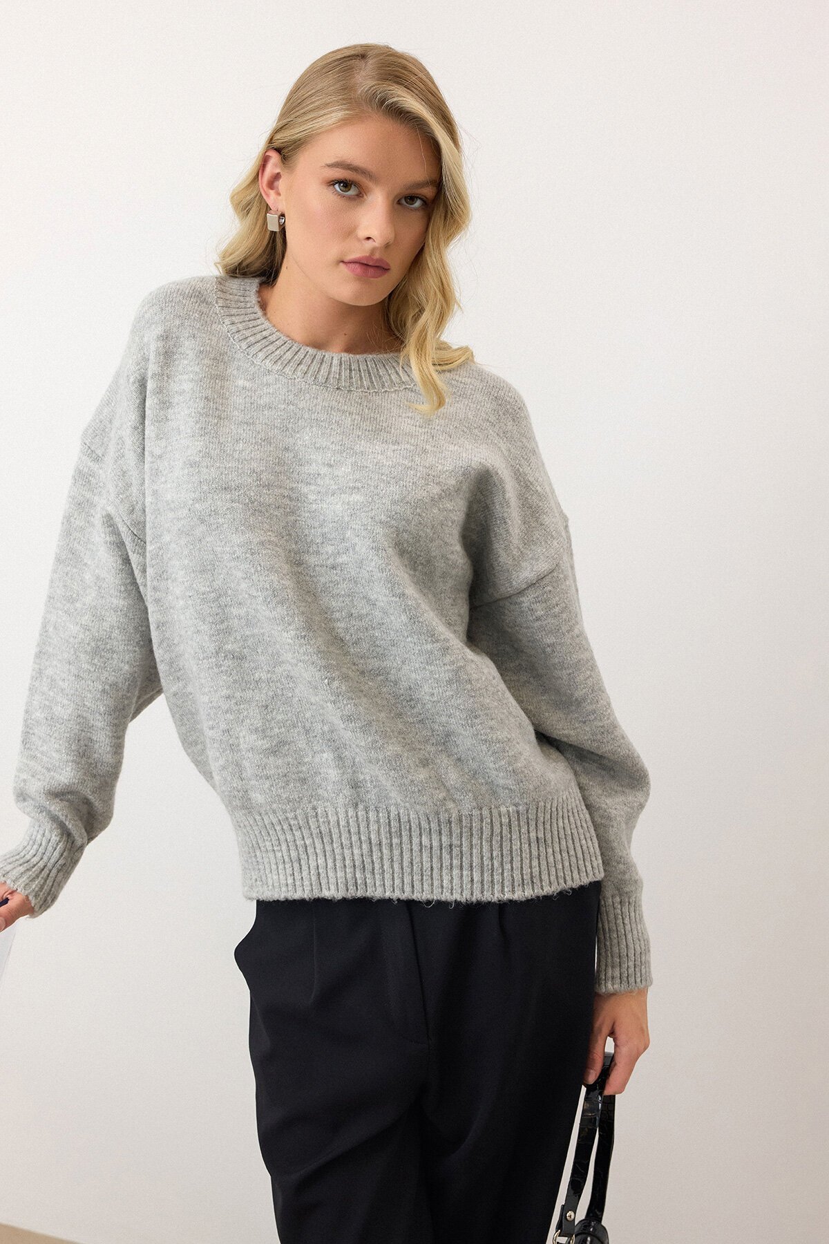 Gri Bisiklet Yaka Düşük Omuzlu Triko Kazak