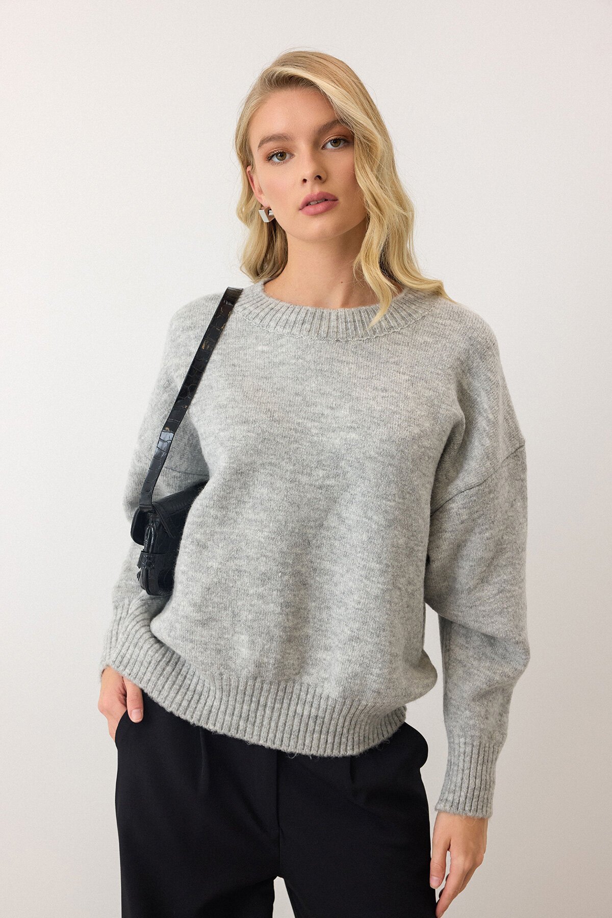 Gri Bisiklet Yaka Düşük Omuzlu Triko Kazak