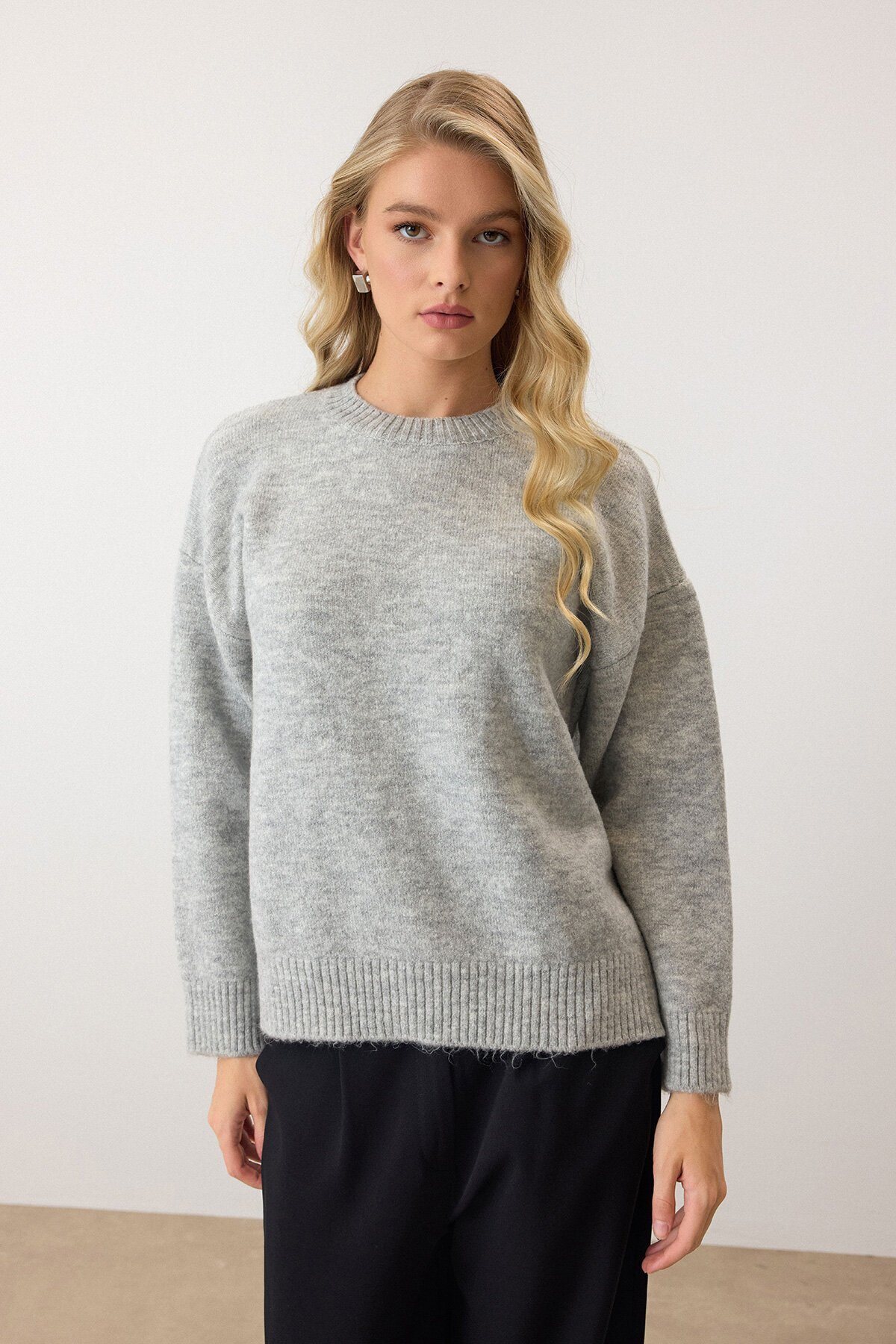 Gri Bisiklet Yaka Düşük Omuzlu Triko Kazak