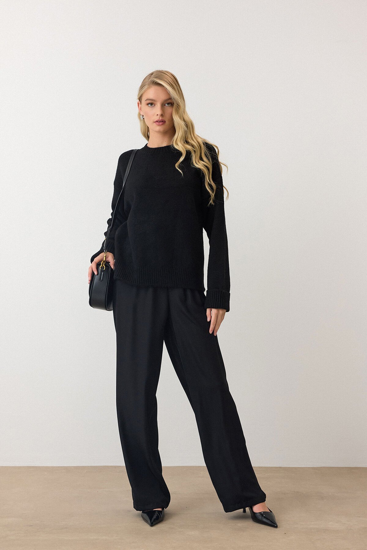 Siyah Bisiklet Yaka Düşük Omuzlu Triko Kazak