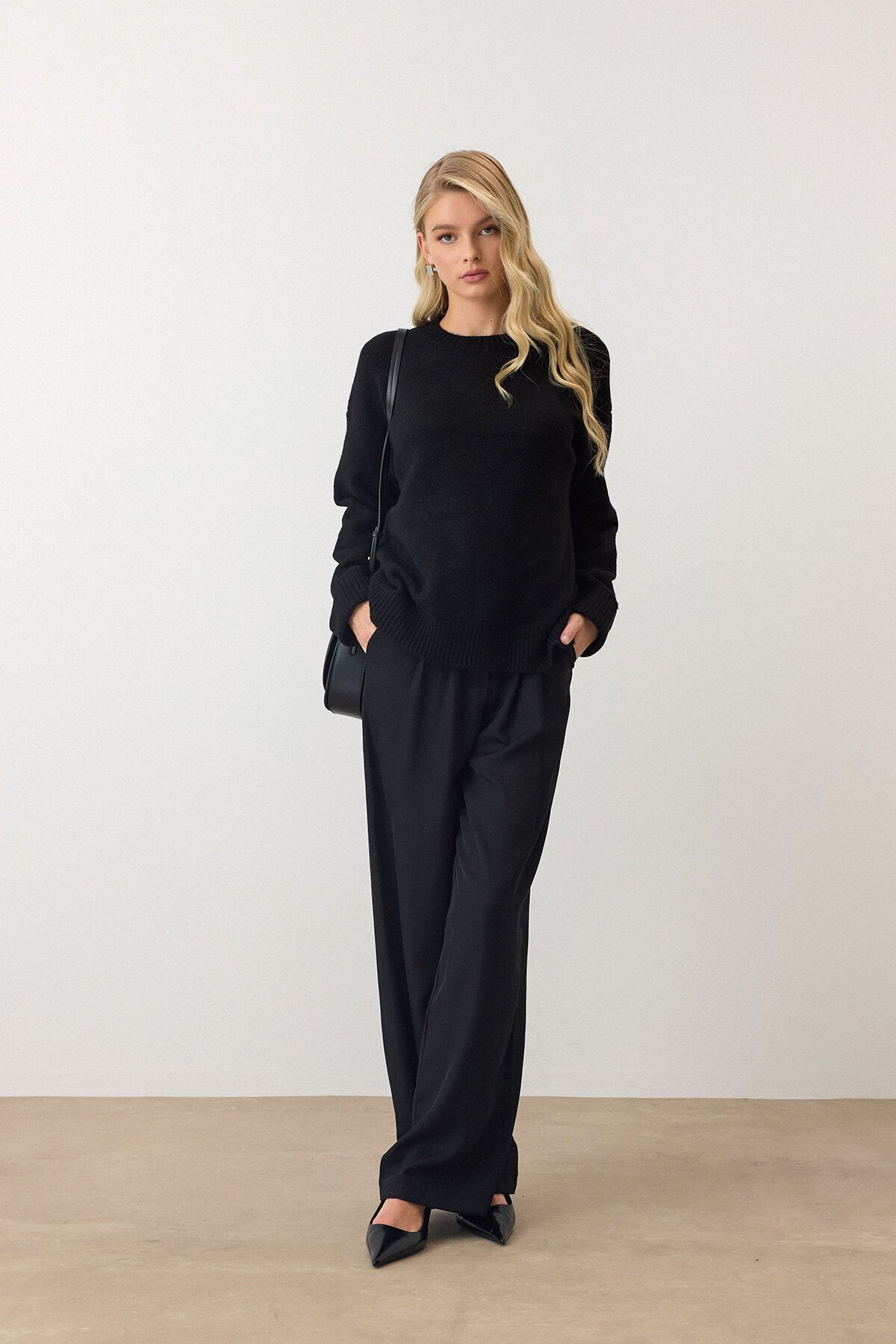 Siyah Bisiklet Yaka Düşük Omuzlu Triko Kazak