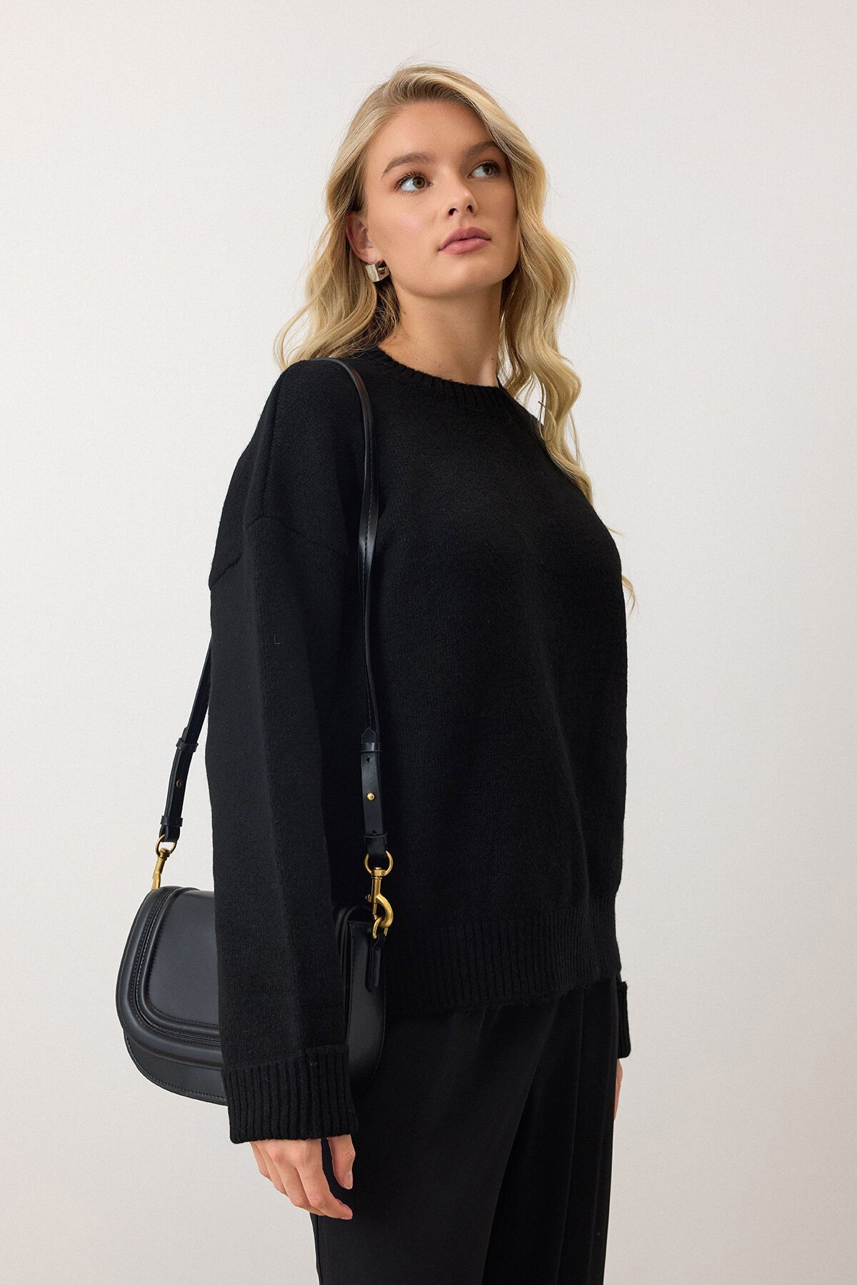 Siyah Bisiklet Yaka Düşük Omuzlu Triko Kazak