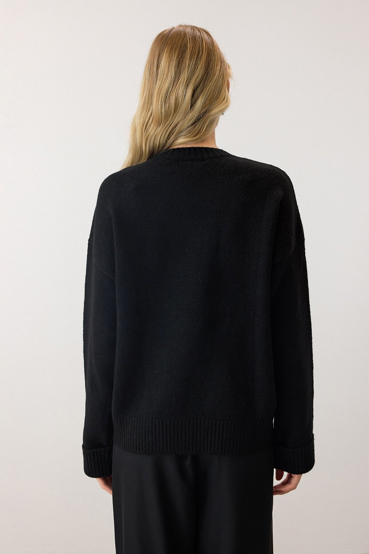 Siyah Bisiklet Yaka Düşük Omuzlu Triko Kazak