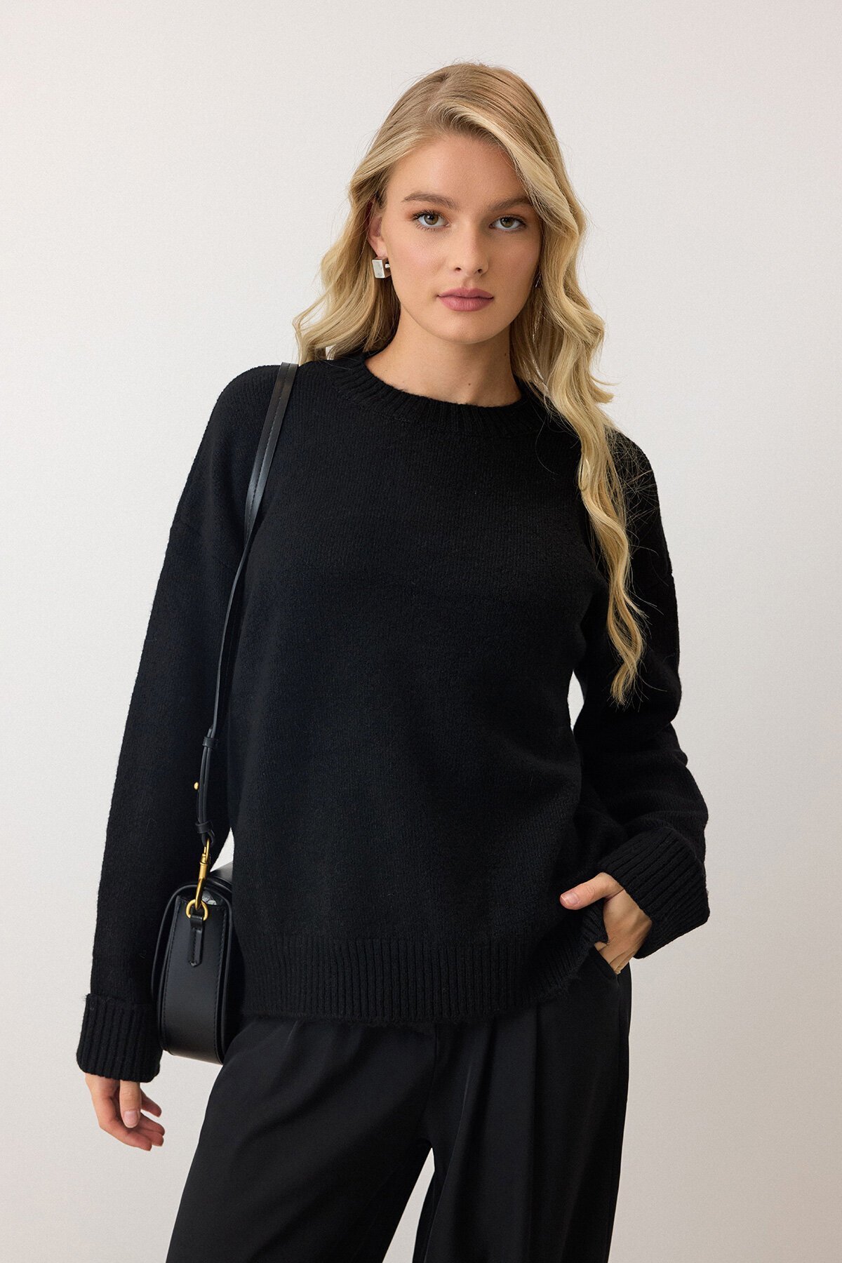 Siyah Bisiklet Yaka Düşük Omuzlu Triko Kazak