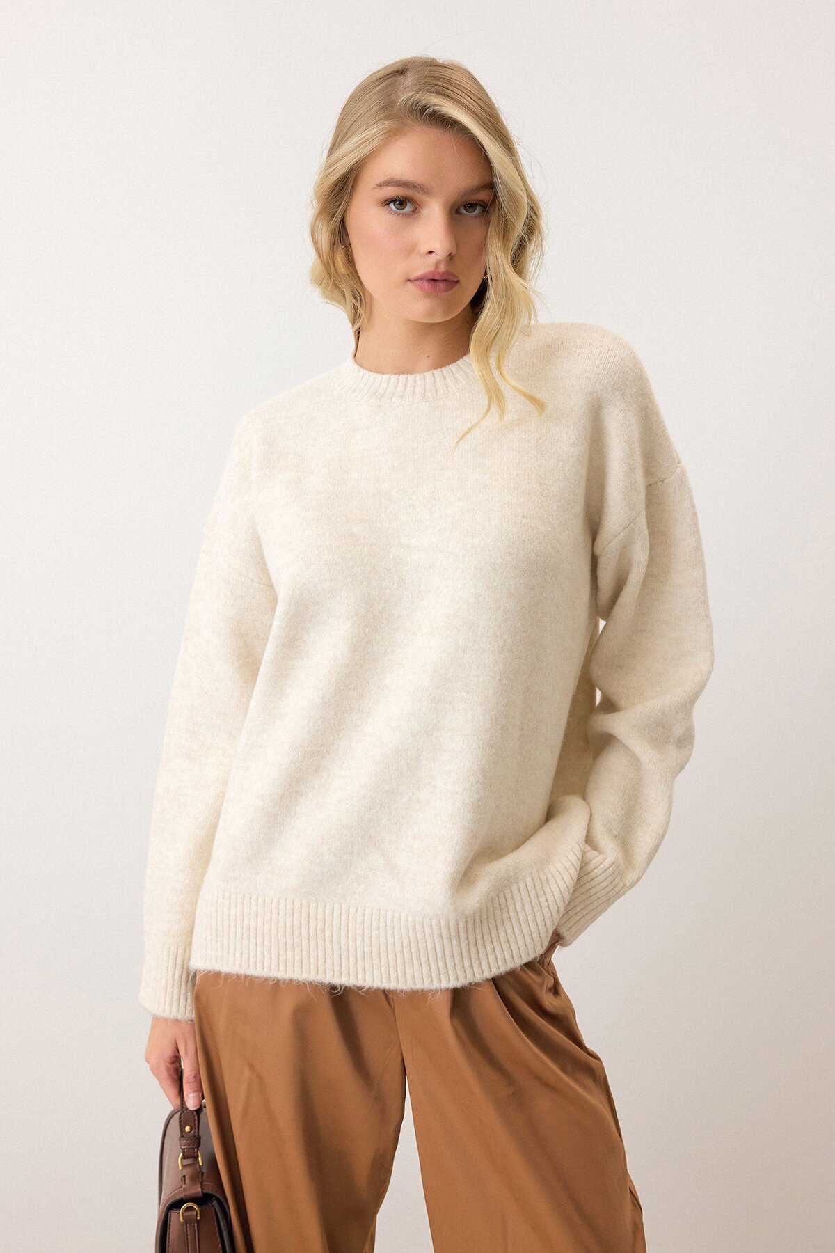 Krem Bisiklet Yaka Düşük Omuzlu Triko Kazak