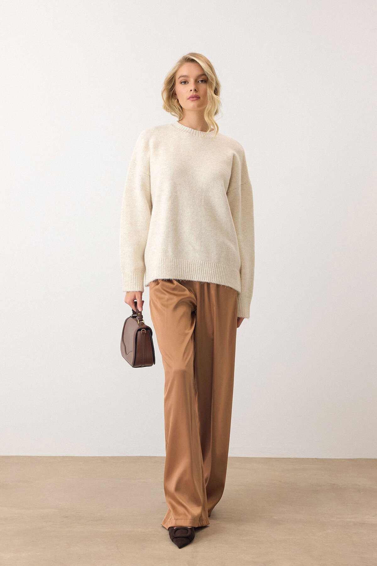 Krem Bisiklet Yaka Düşük Omuzlu Triko Kazak