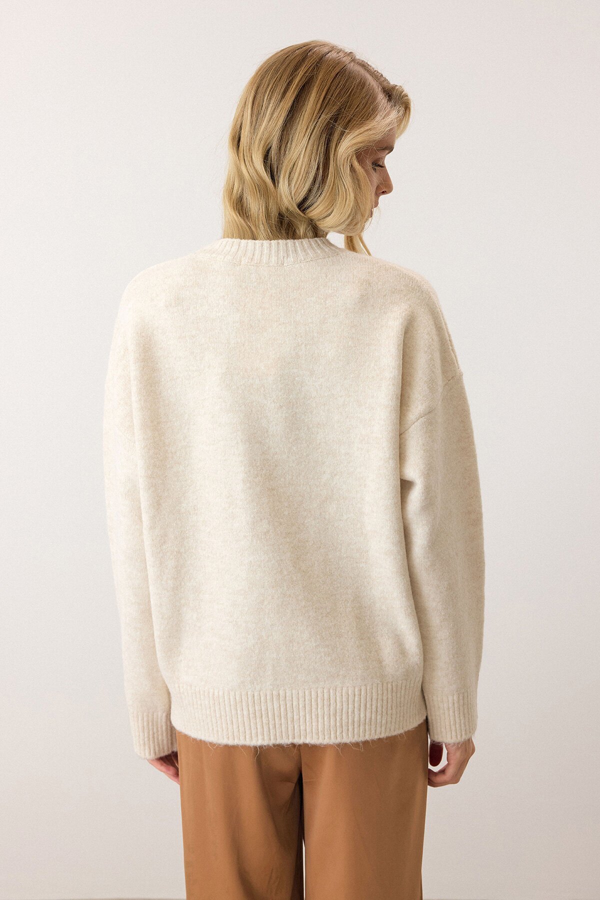 Krem Bisiklet Yaka Düşük Omuzlu Triko Kazak