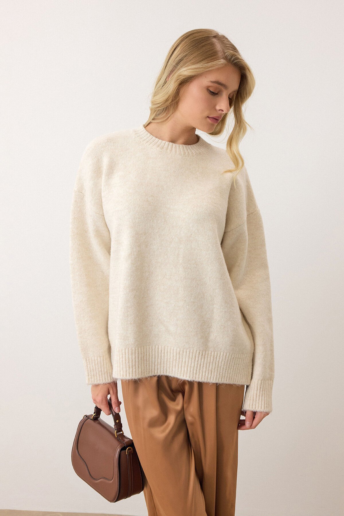 Krem Bisiklet Yaka Düşük Omuzlu Triko Kazak