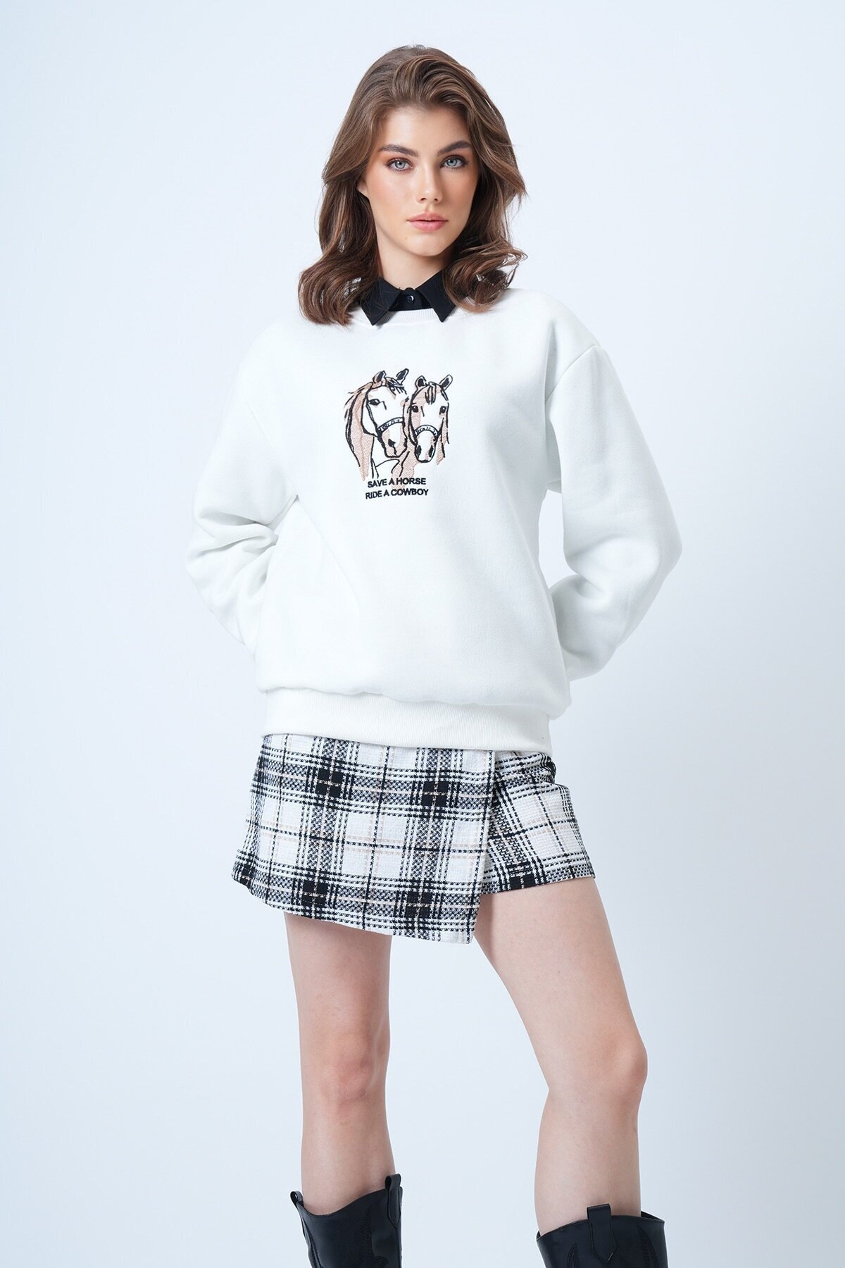 Bisiklet Yaka Nakışlı  İçi Şardonlu 3 İplik Sweatshirt