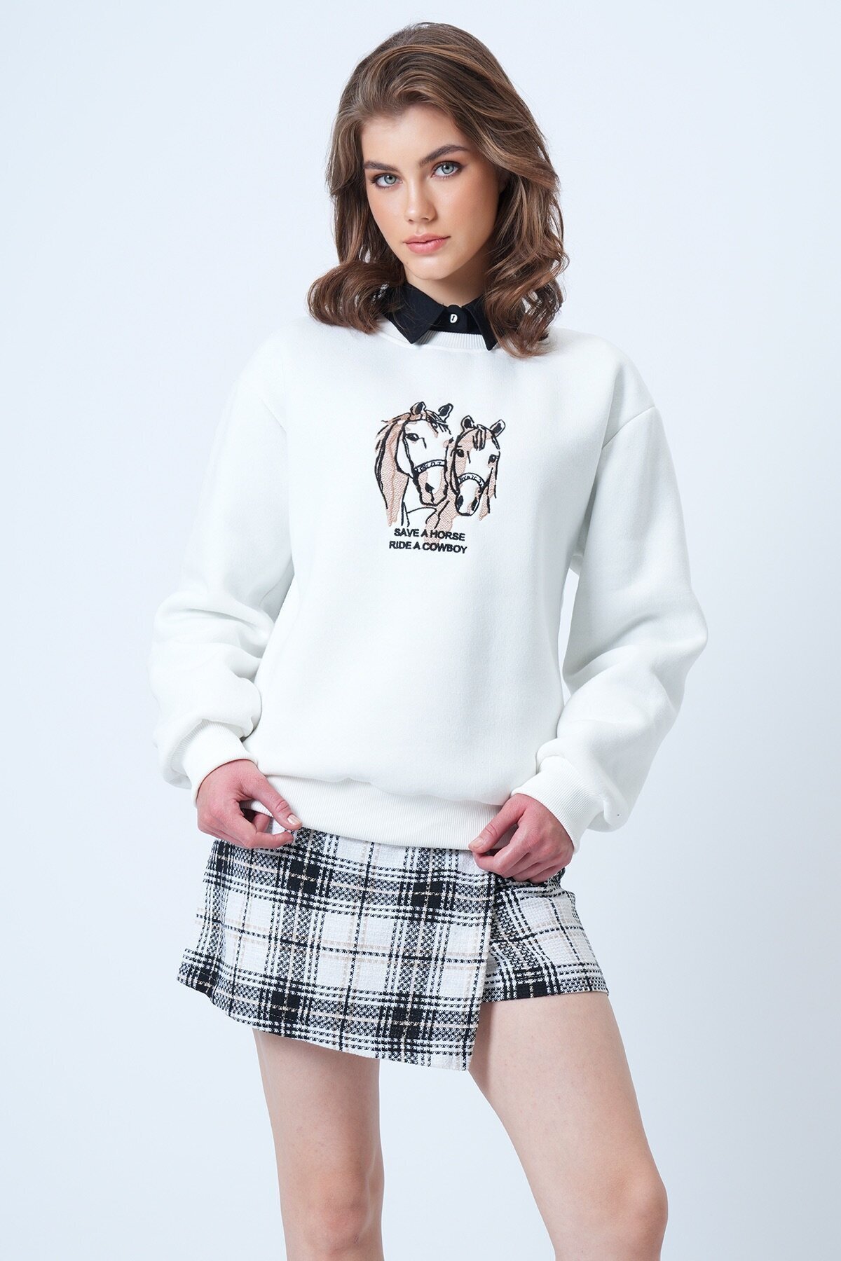 Bisiklet Yaka Nakışlı  İçi Şardonlu 3 İplik Sweatshirt