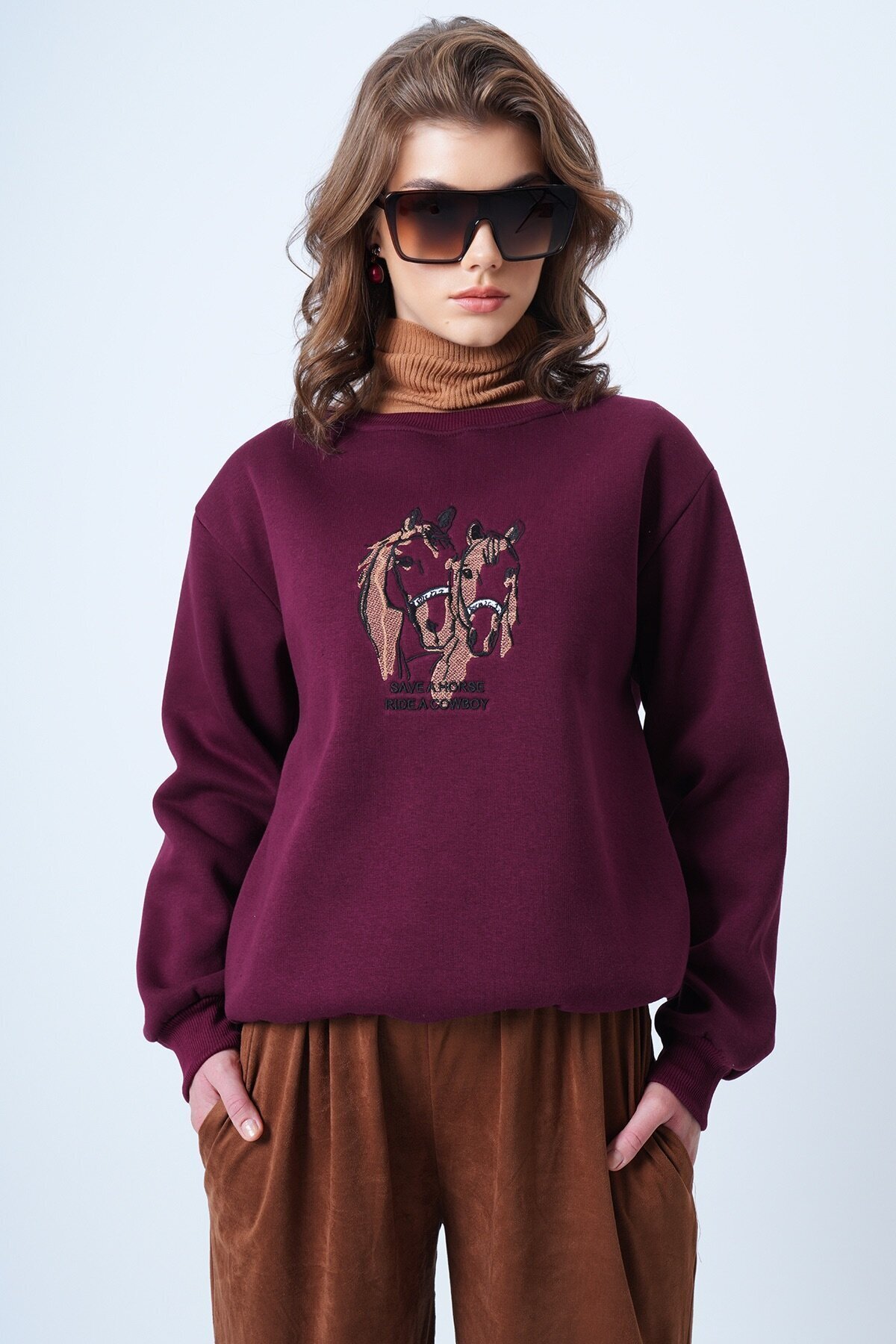 Bisiklet Yaka Nakışlı  İçi Şardonlu 3 İplik Sweatshirt