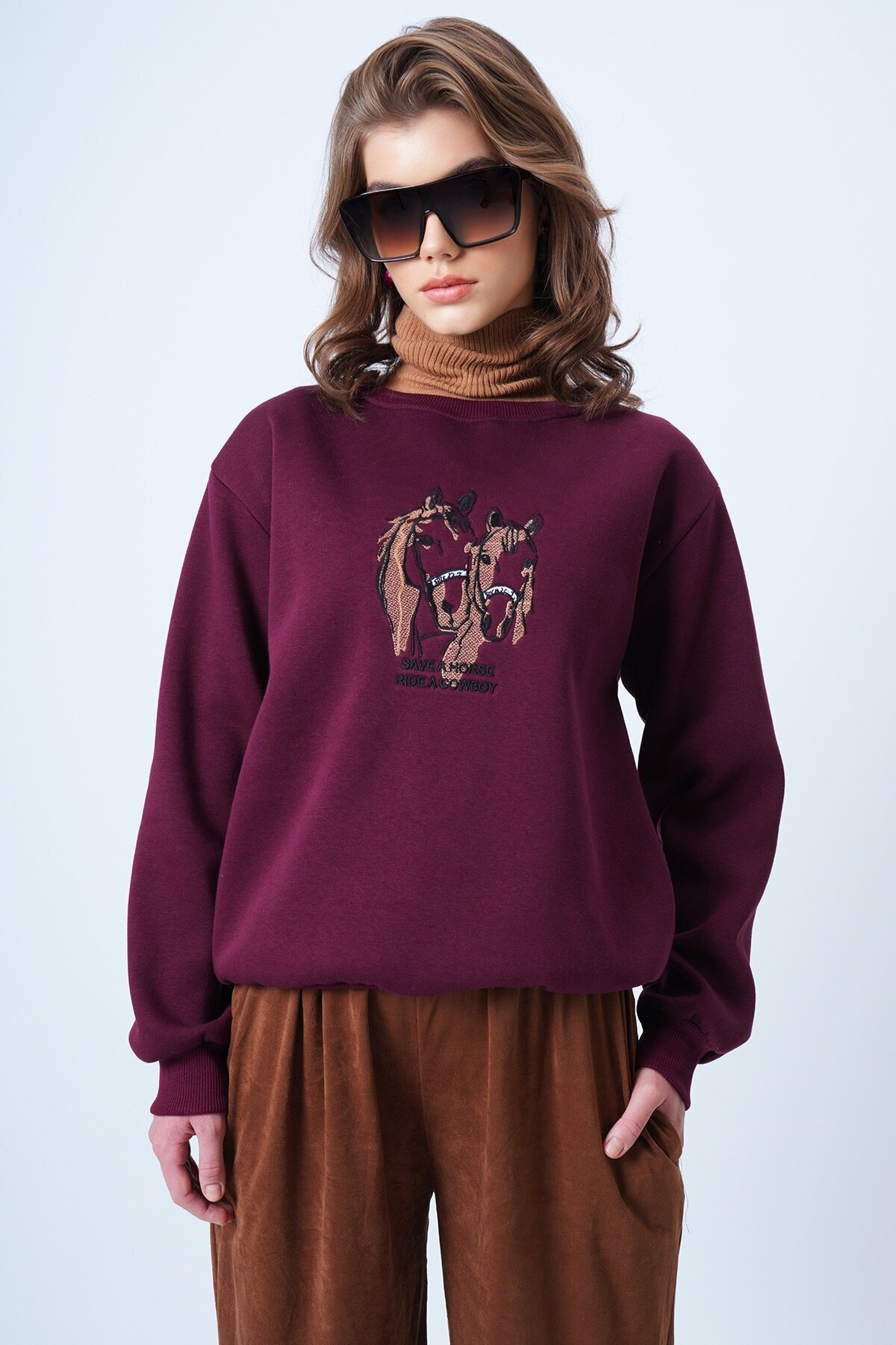 Bisiklet Yaka Nakışlı  İçi Şardonlu 3 İplik Sweatshirt