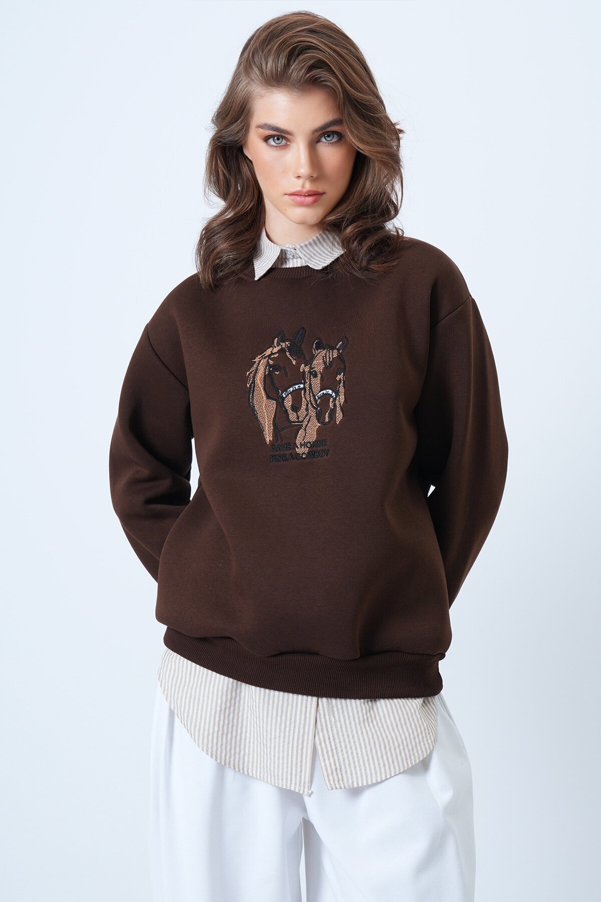 Bisiklet Yaka Nakışlı  İçi Şardonlu 3 İplik Sweatshirt