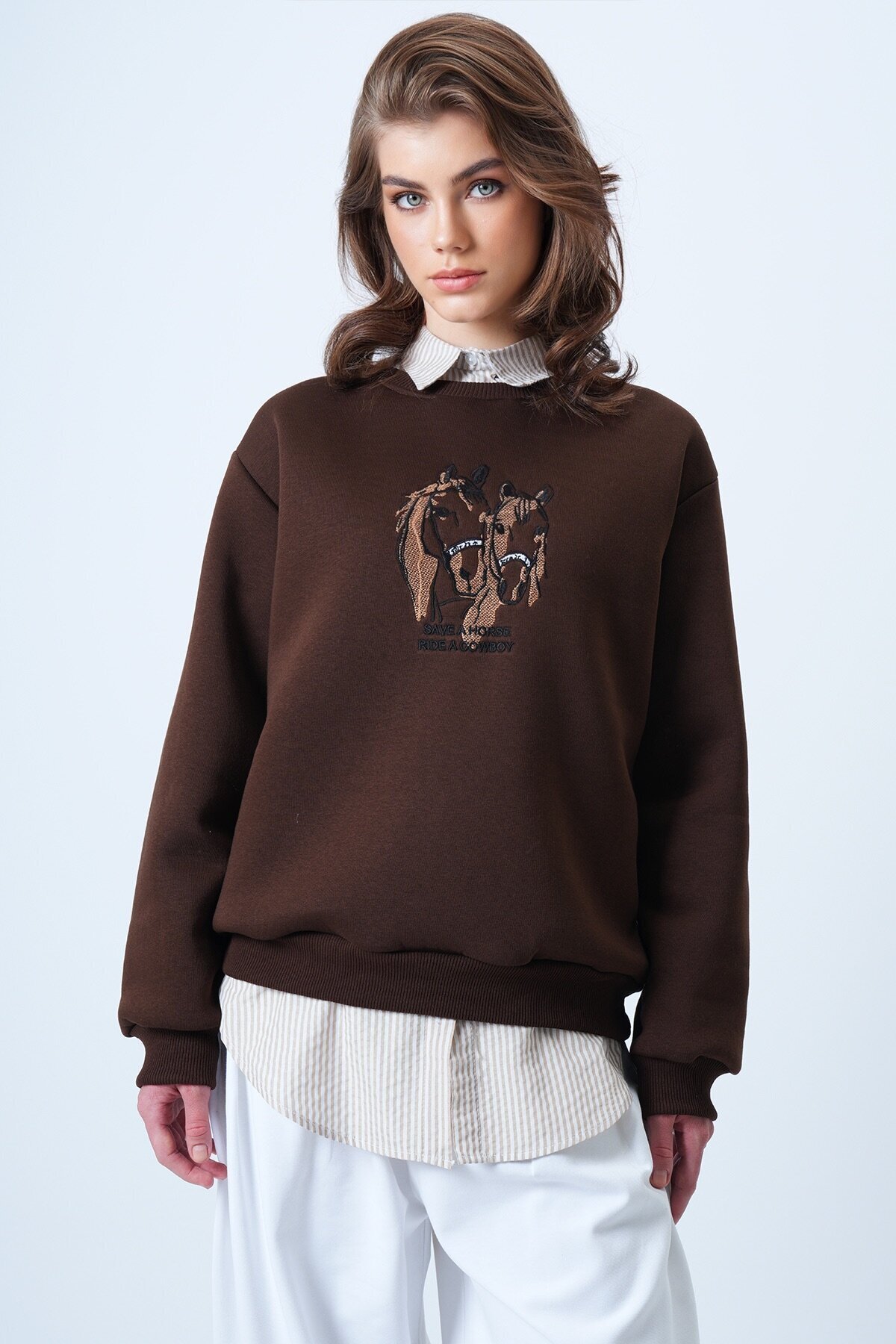 Bisiklet Yaka Nakışlı  İçi Şardonlu 3 İplik Sweatshirt