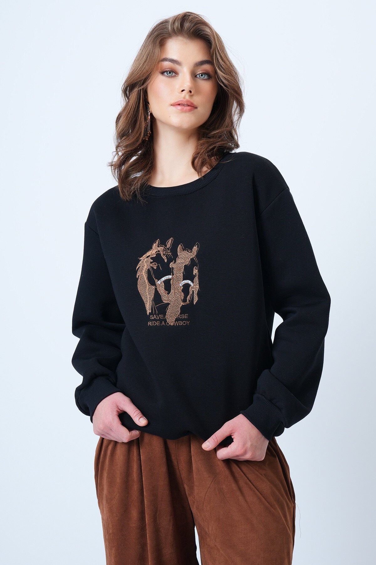 Bisiklet Yaka Nakışlı  İçi Şardonlu 3 İplik Sweatshirt