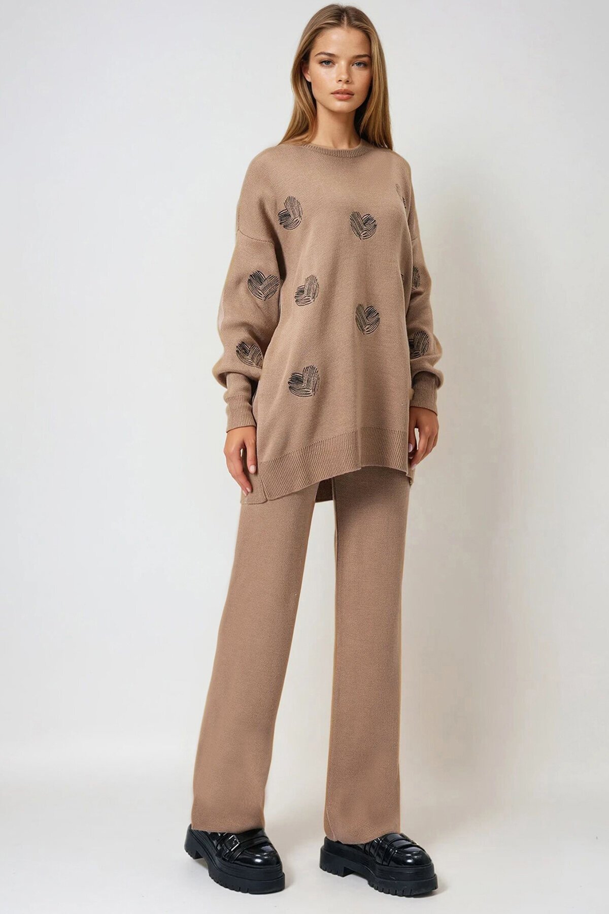 Bisküvi Kalp Desenli Triko Kazak Ve Düz Paça Pantolon Takım