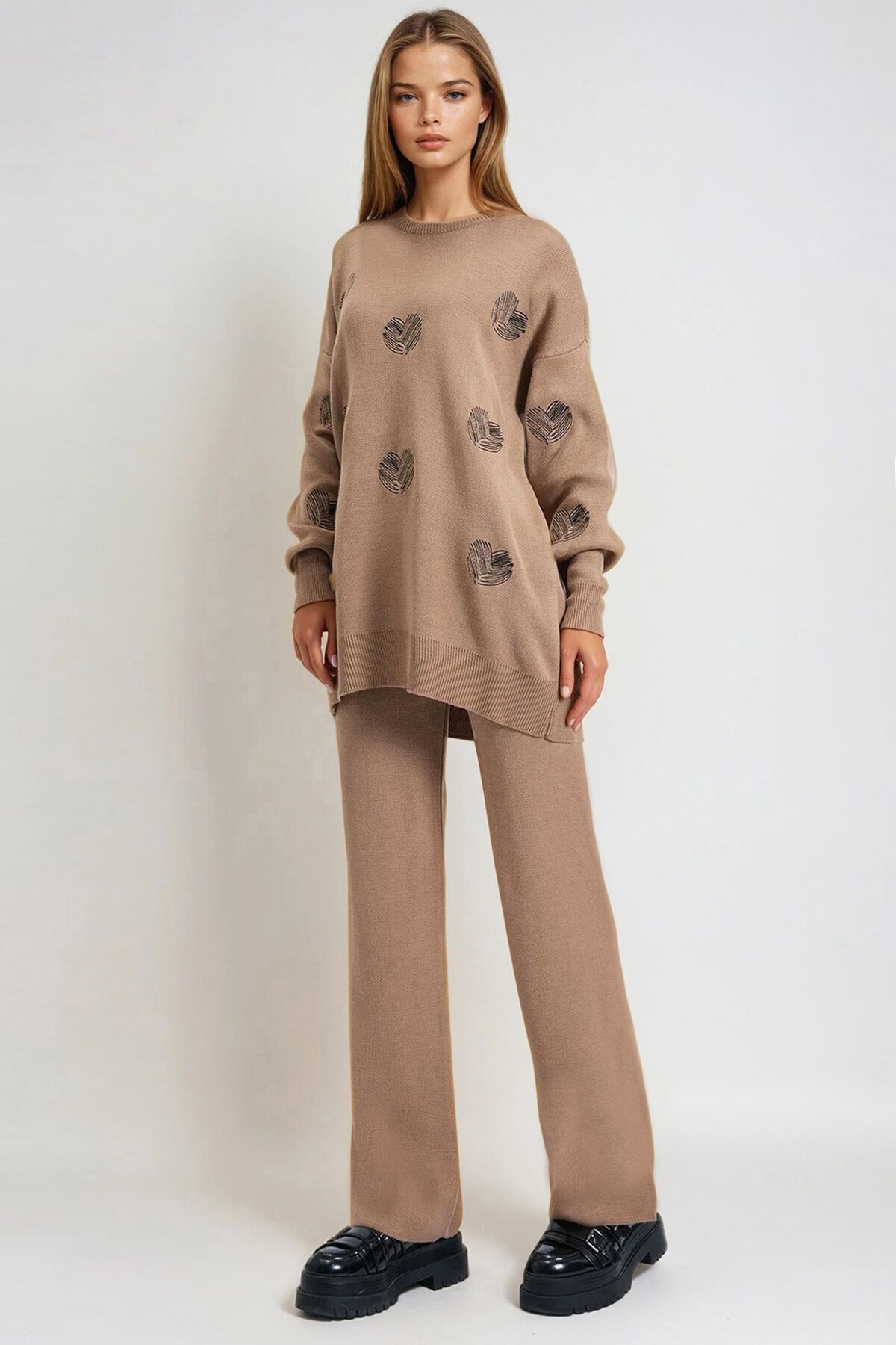 Bisküvi Kalp Desenli Triko Kazak Ve Düz Paça Pantolon Takım