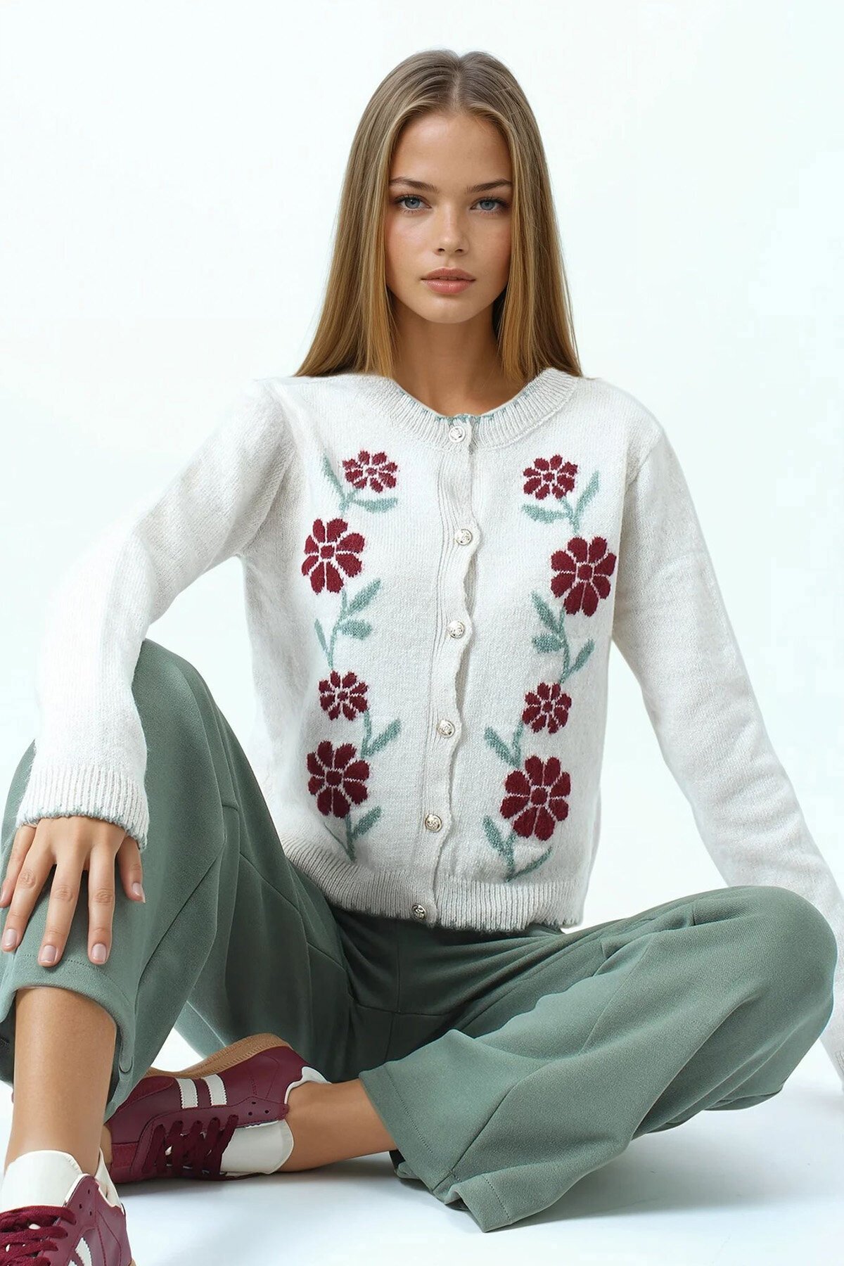 Çiçek Desenli Düğmeli Triko Hırka