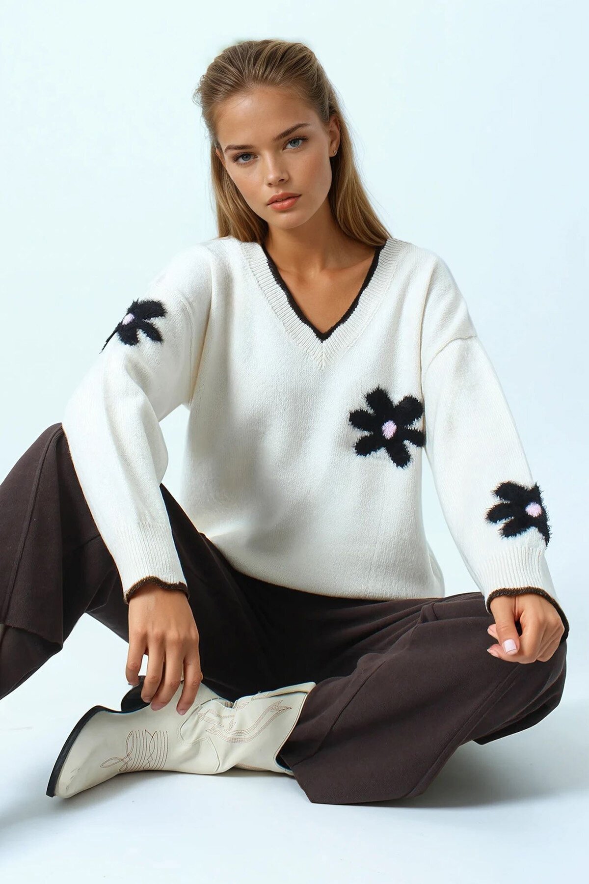 Çiçek Detaylı V Yaka Püsküllü Triko Kazak