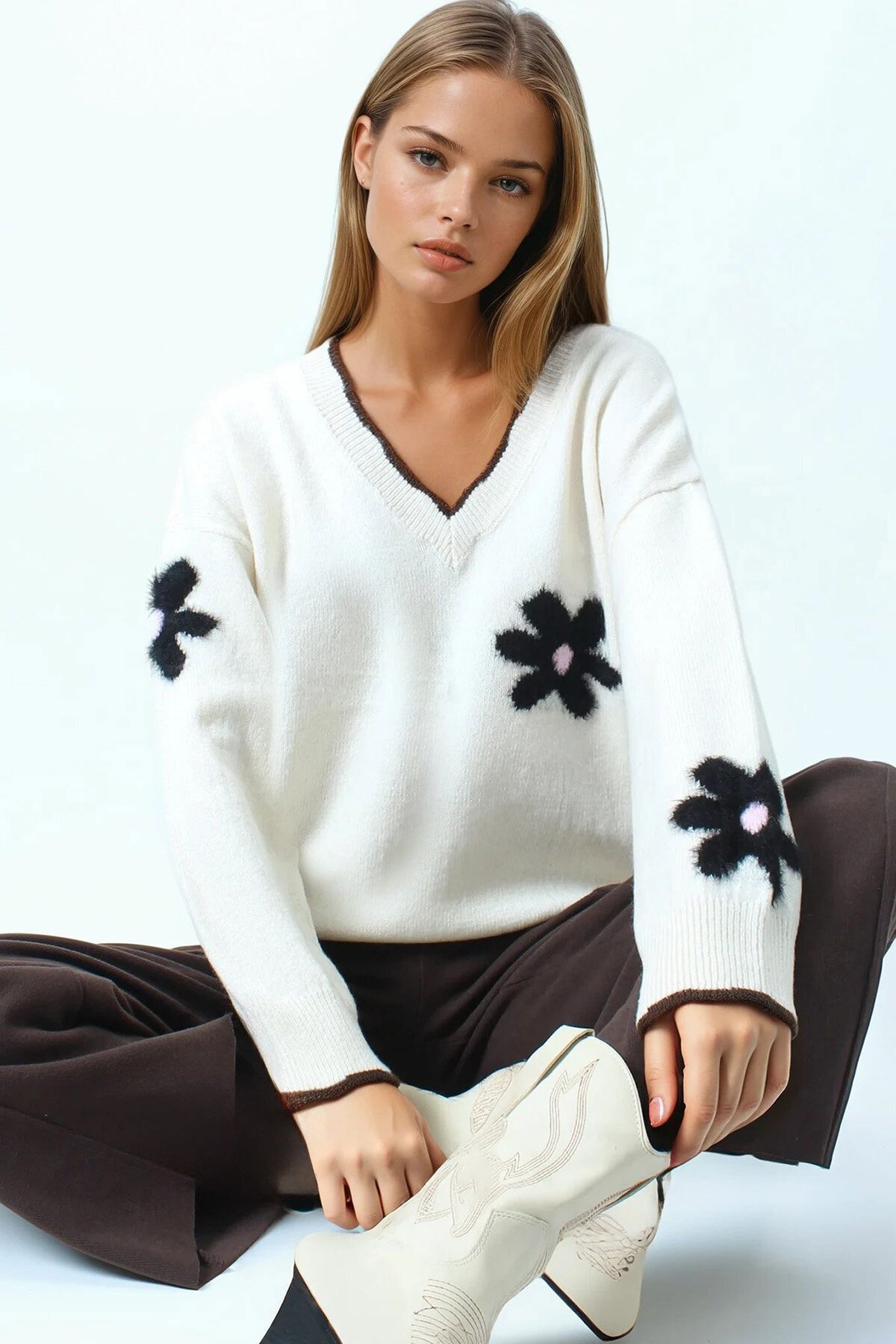 Çiçek Detaylı V Yaka Püsküllü Triko Kazak