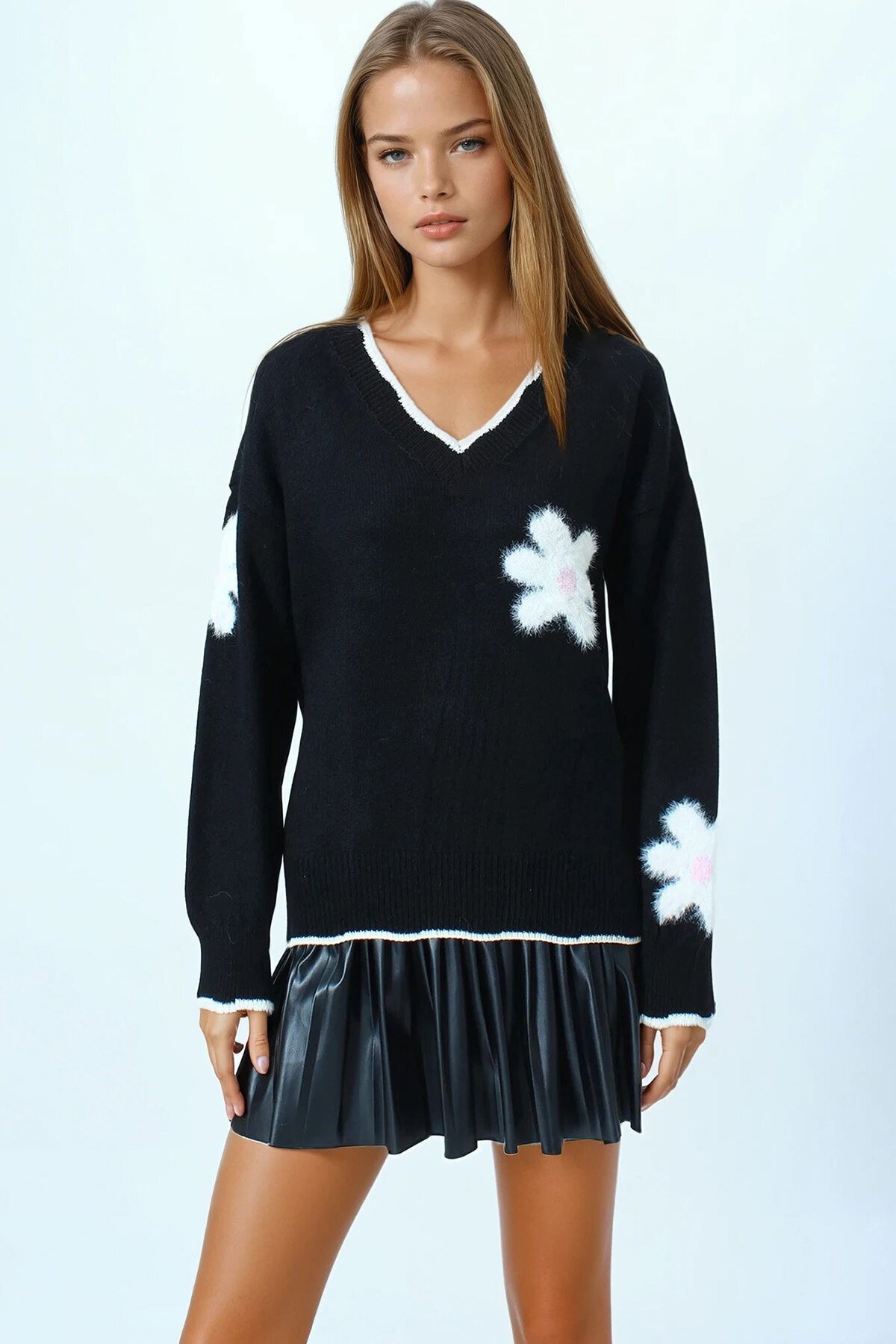 Çiçek Detaylı V Yaka Püsküllü Triko Kazak