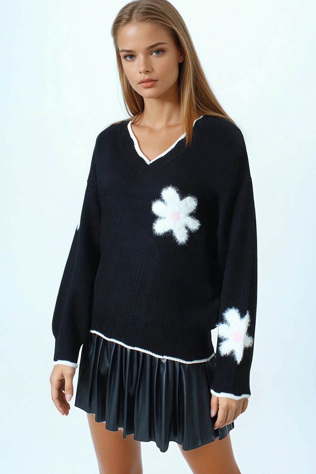 Çiçek Detaylı V Yaka Püsküllü Triko Kazak