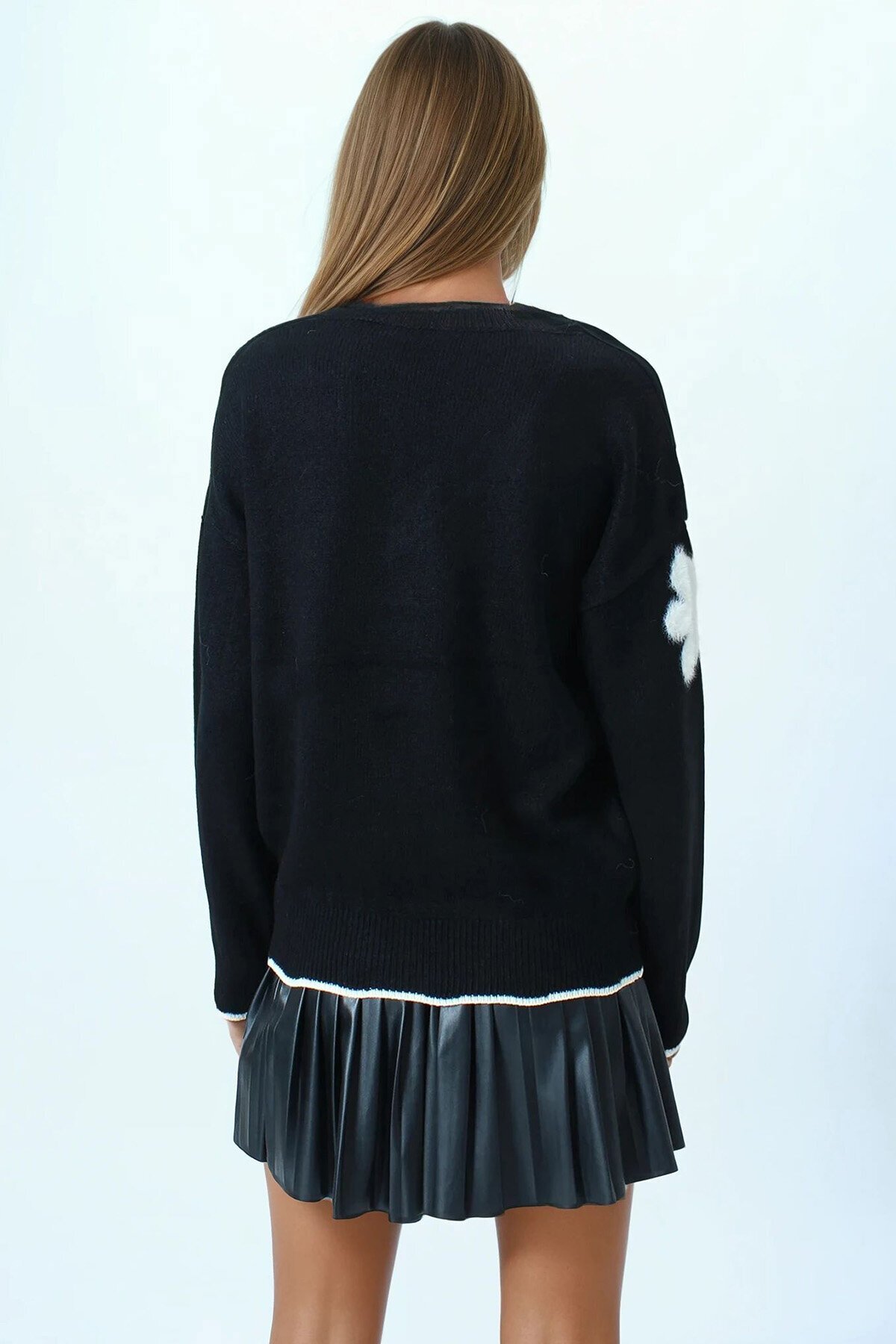 Çiçek Detaylı V Yaka Püsküllü Triko Kazak