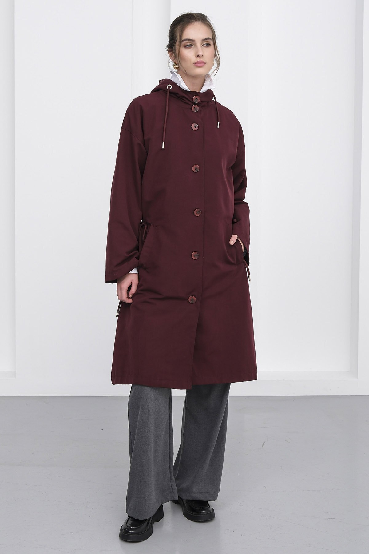 Çift Cepli Kapüşonlu Beli Bağlamalı Düğme Kapamalı Astarlı Trençkot