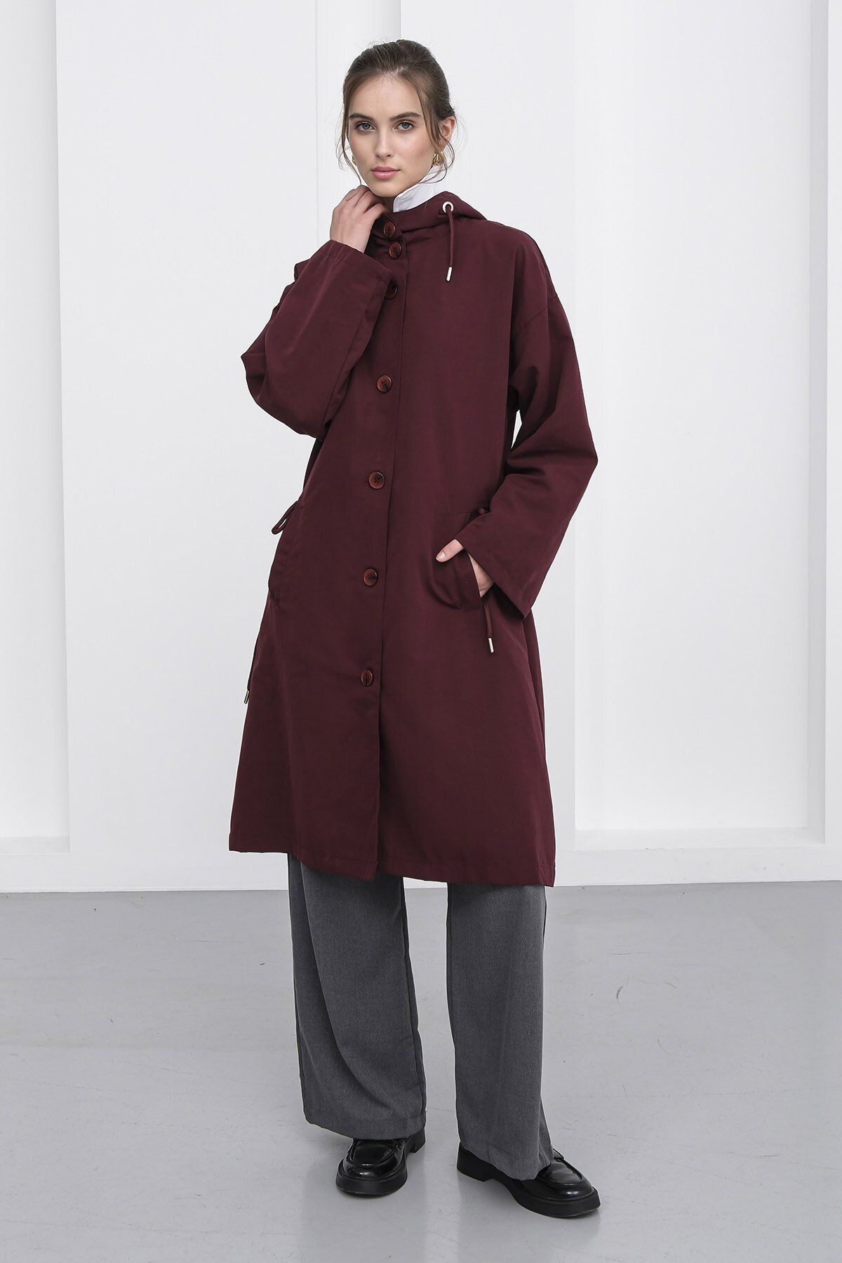 Çift Cepli Kapüşonlu Beli Bağlamalı Düğme Kapamalı Astarlı Trençkot