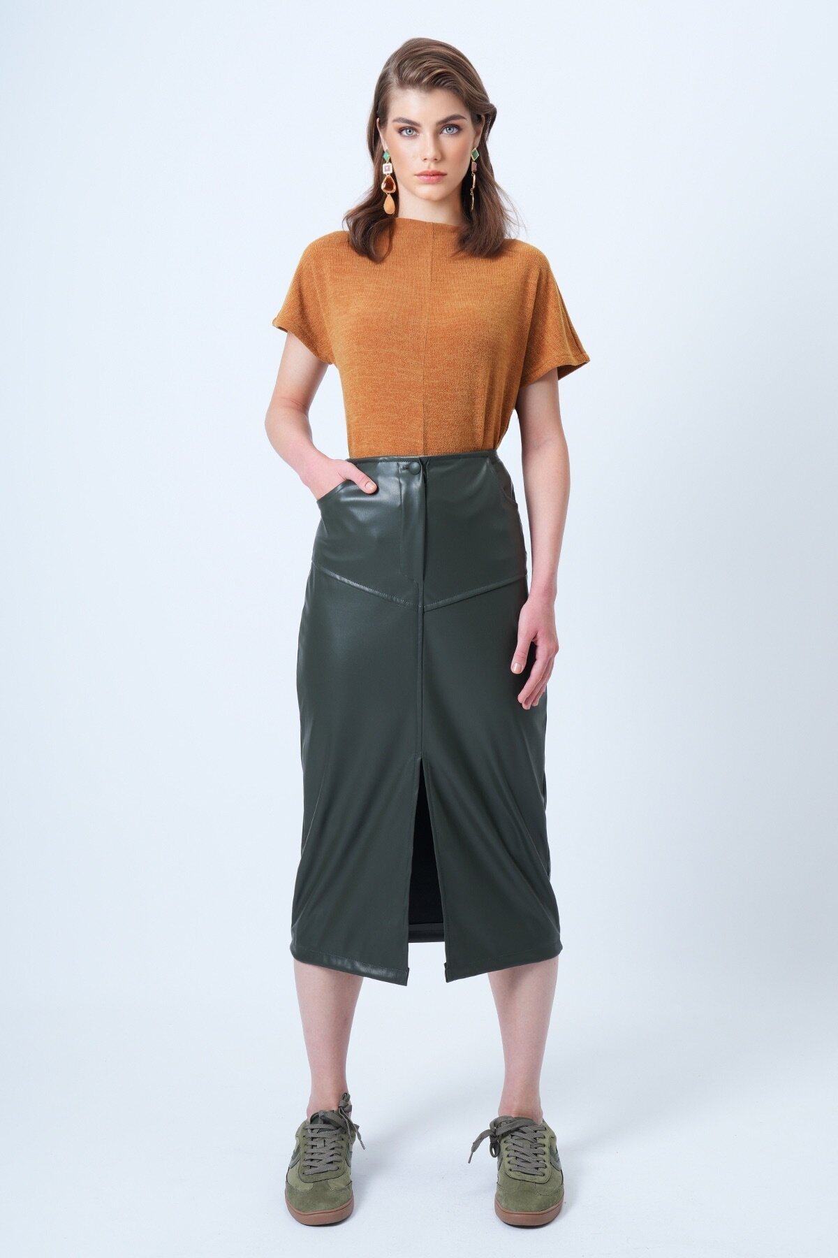 Çift Cepli Yırtmaçlı Midi Boy Suni Deri Etek