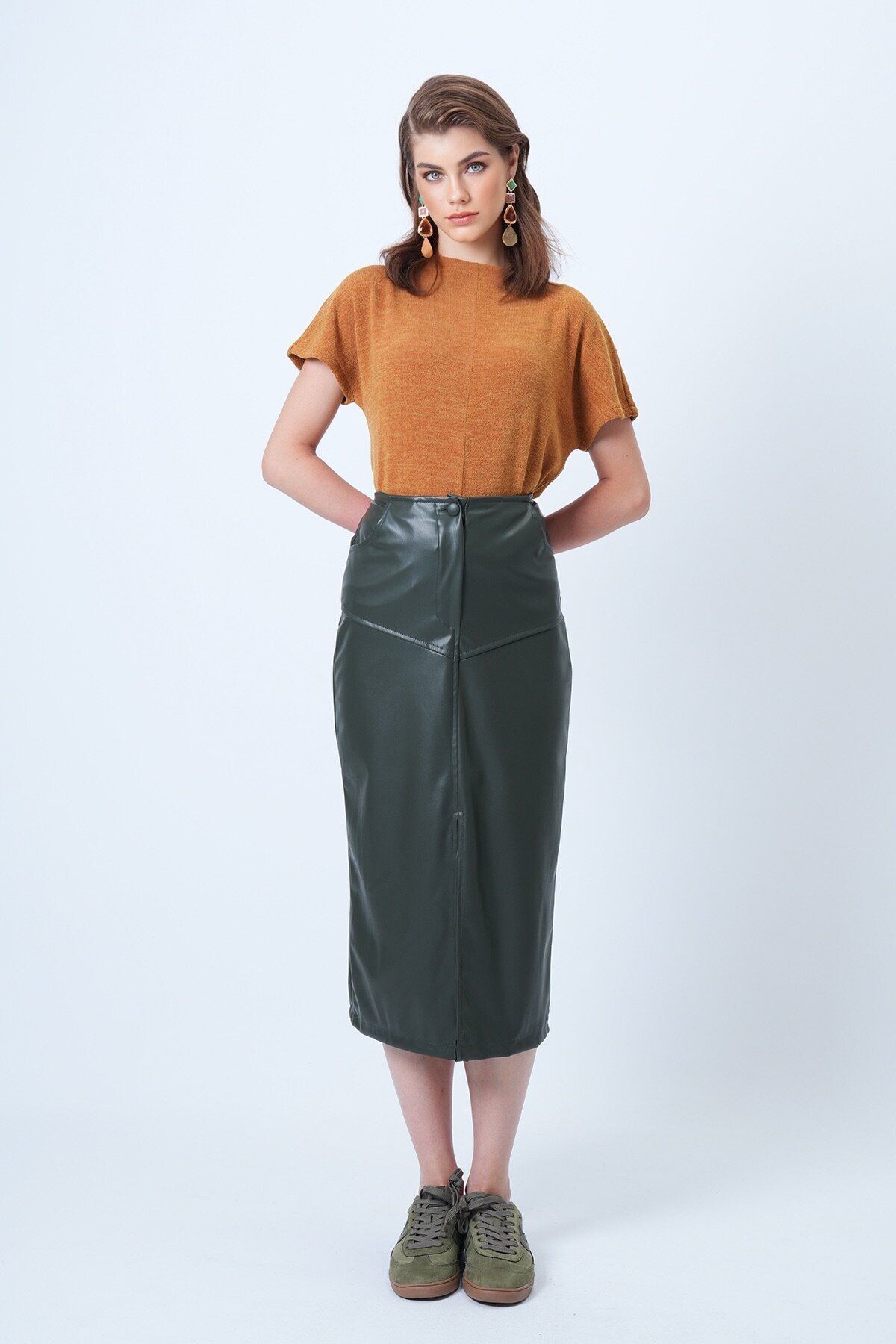 Çift Cepli Yırtmaçlı Midi Boy Suni Deri Etek