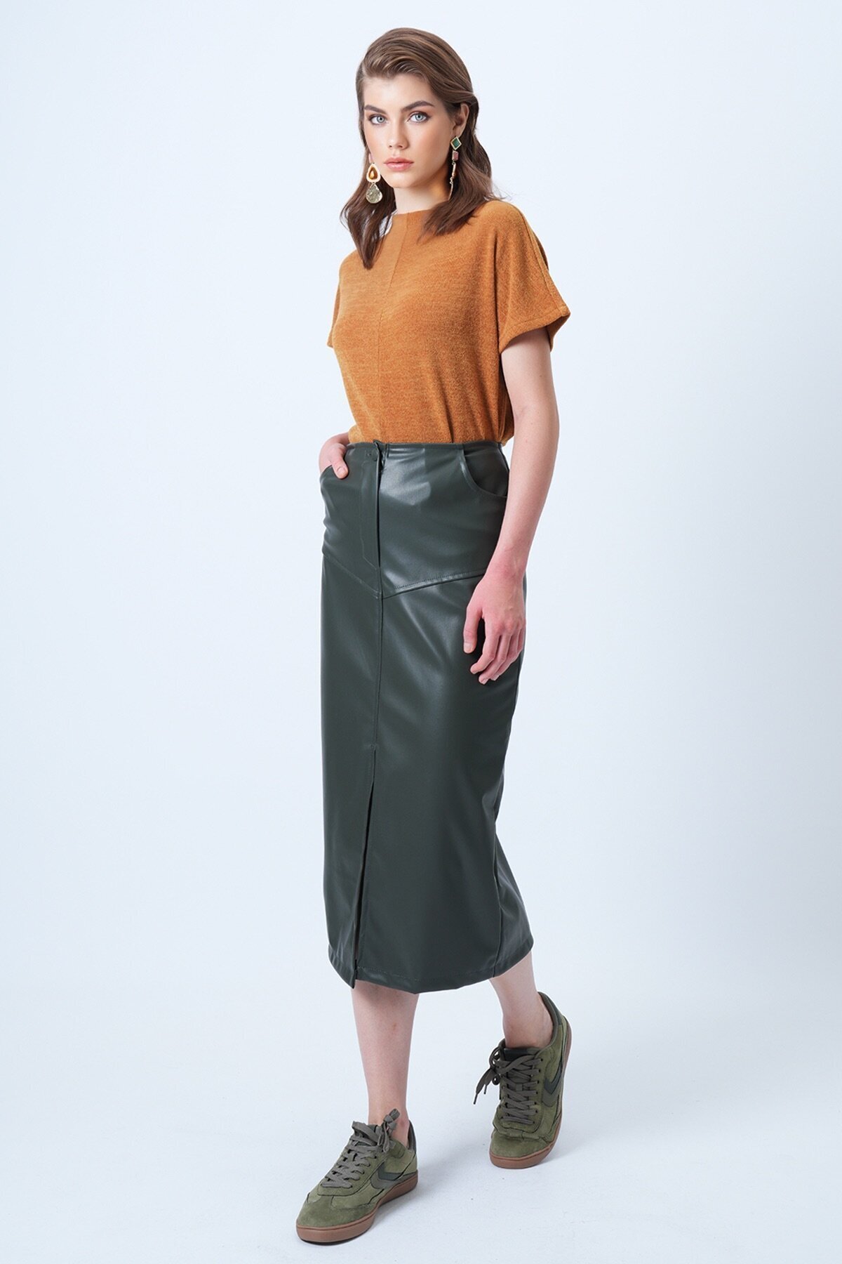 Çift Cepli Yırtmaçlı Midi Boy Suni Deri Etek