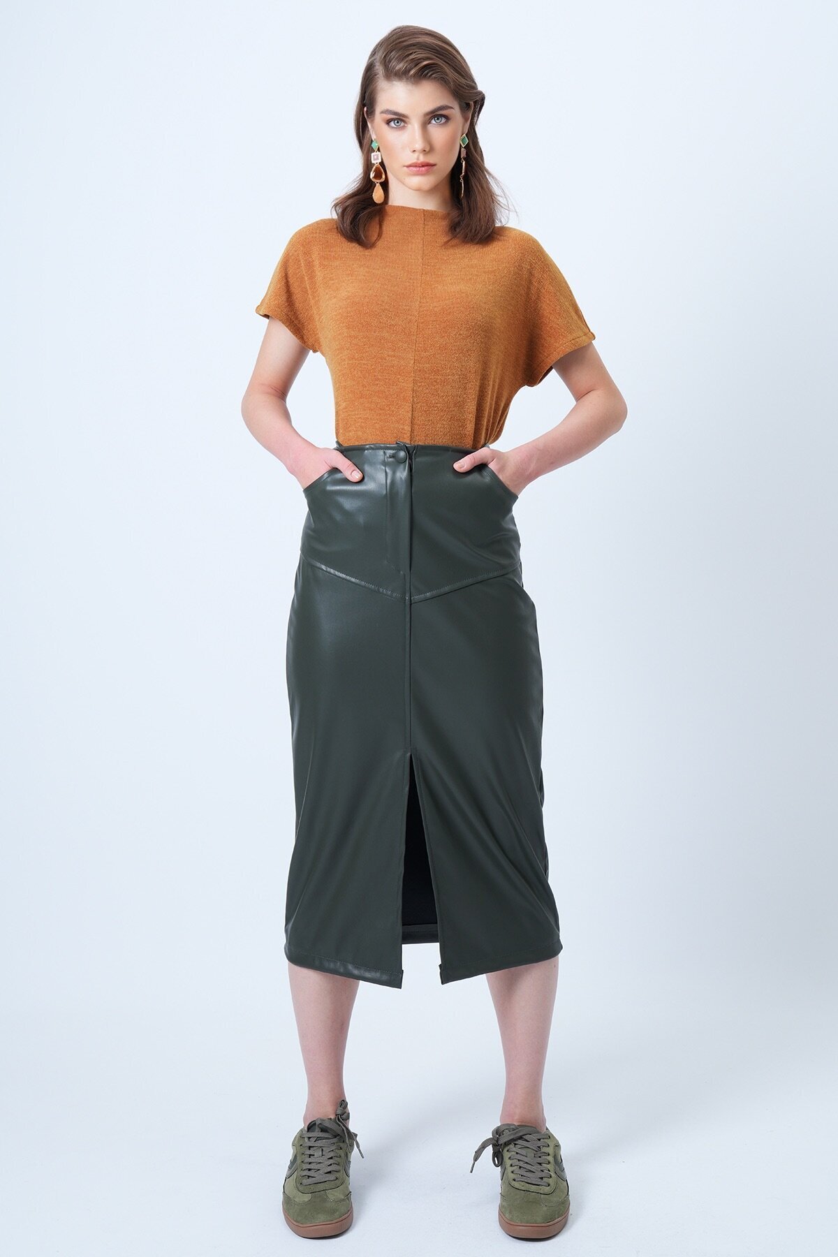 Çift Cepli Yırtmaçlı Midi Boy Suni Deri Etek