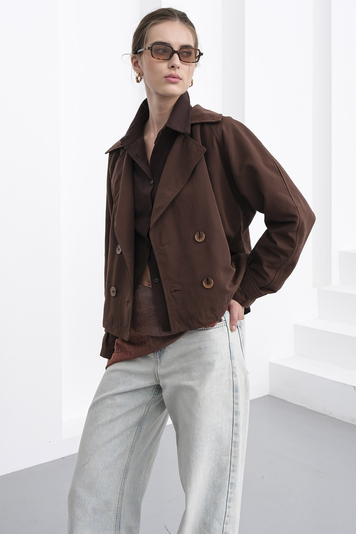 Çift Düğmeli Kruvaze Yaka Kısa Astarlı Trençkot