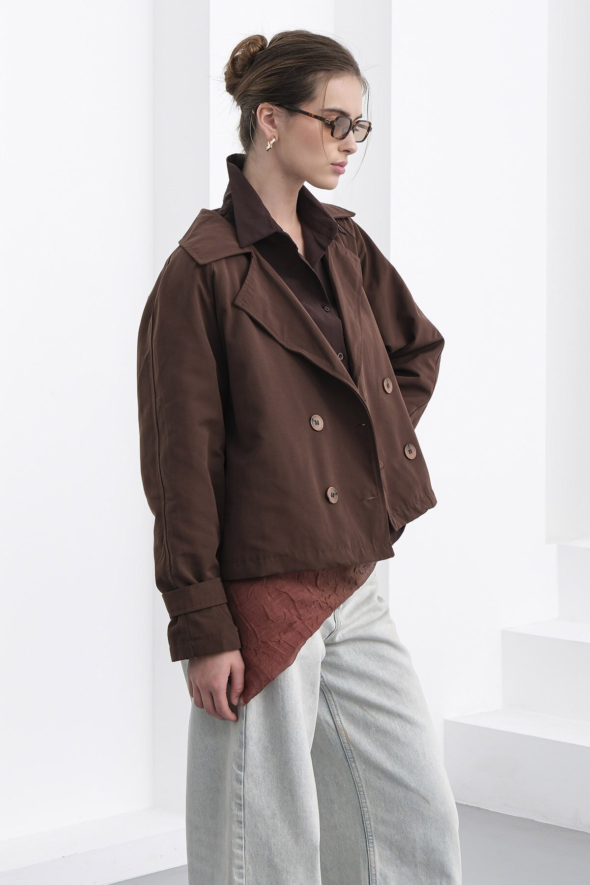 Çift Düğmeli Kruvaze Yaka Kısa Astarlı Trençkot