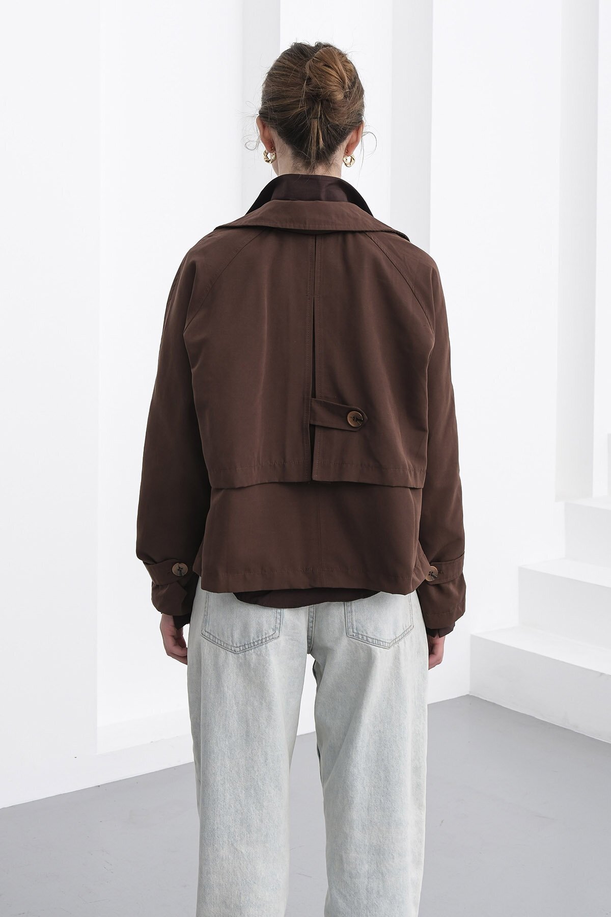 Çift Düğmeli Kruvaze Yaka Kısa Astarlı Trençkot