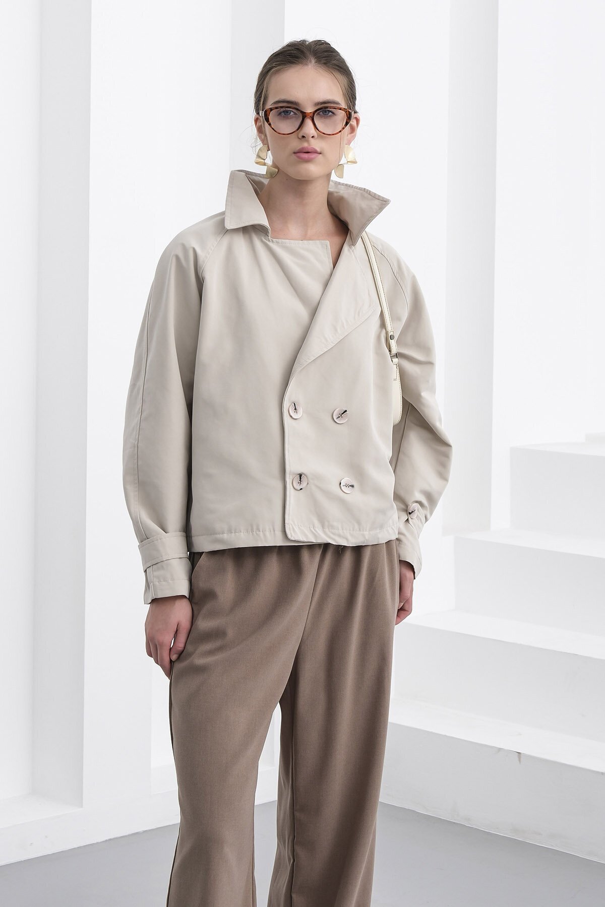 Çift Düğmeli Kruvaze Yaka Kısa Astarlı Trençkot