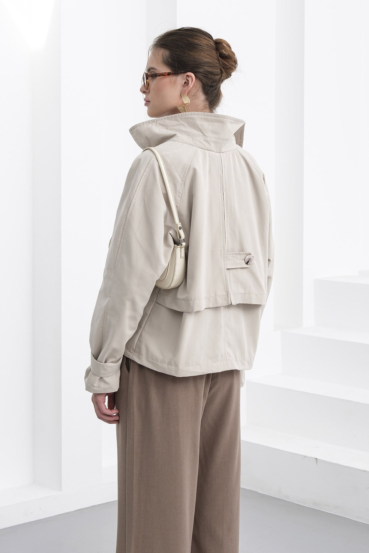 Çift Düğmeli Kruvaze Yaka Kısa Astarlı Trençkot